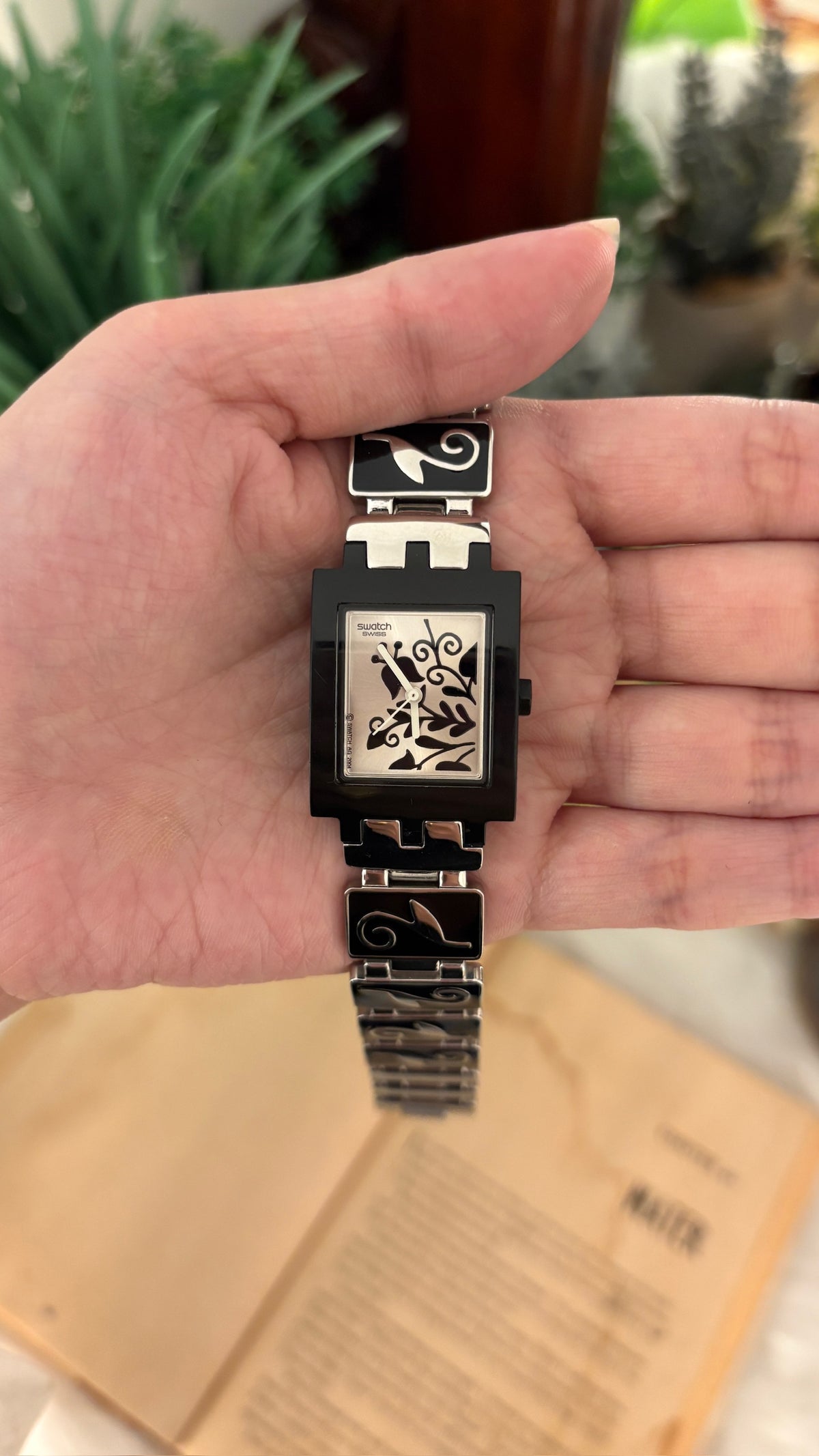 Rare Vintage Swatch Swiss Flower Art Deco Dial Tank Watch in Silver Tone Quartz