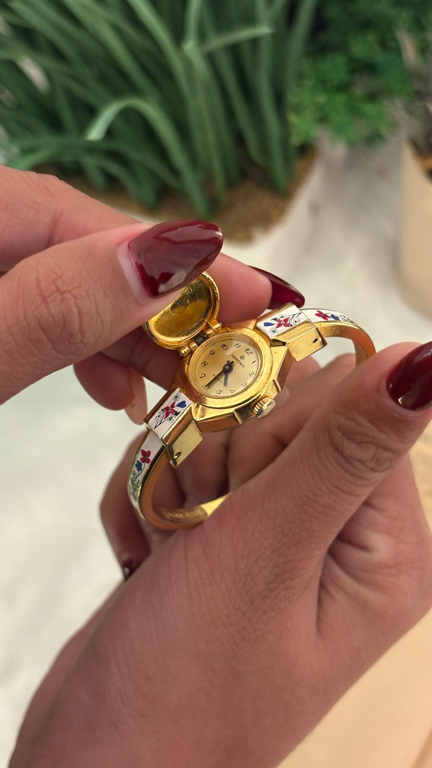 Rare Vintage Hanowa Swiss White Peekaboo Watch in Gold Tone Quartz
