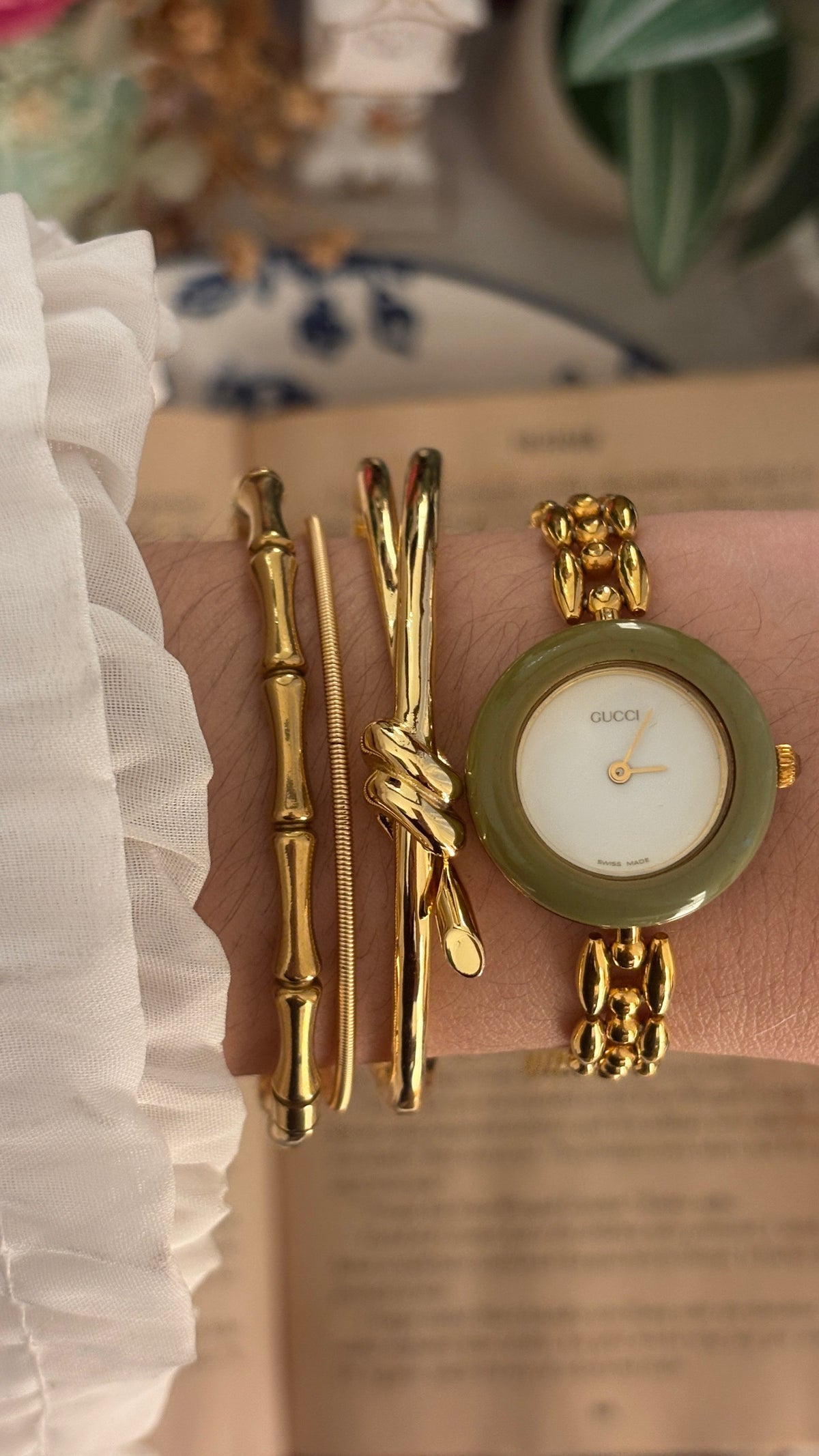 Rare Vintage Gucci Swiss Interchangeable Metal Bezel Rice Link Watch in Gold Tone Quartz