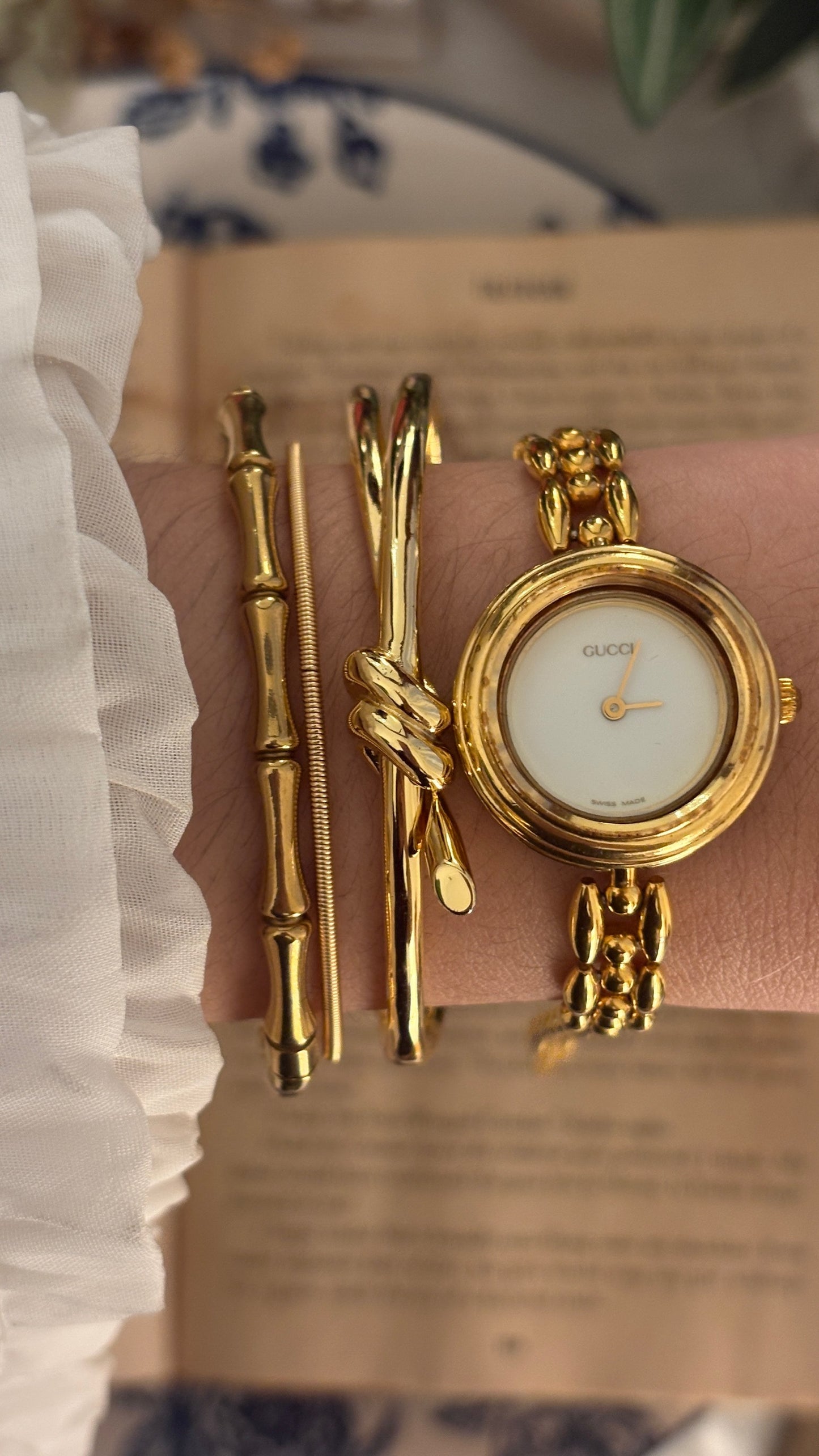 Rare Vintage Gucci Swiss Interchangeable Metal Bezel Rice Link Watch in Gold Tone Quartz