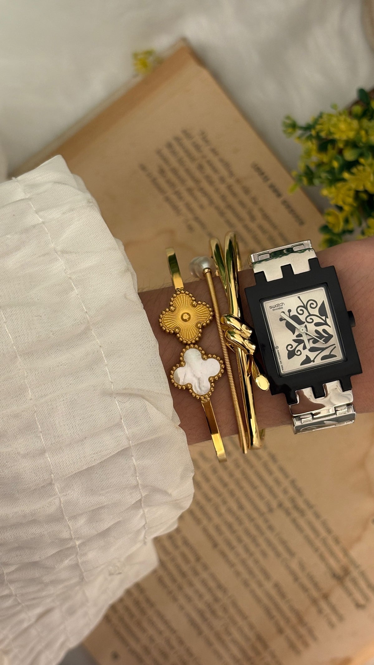 Rare Vintage Swatch Swiss Flower Art Deco Dial Tank Watch in Silver Tone Quartz