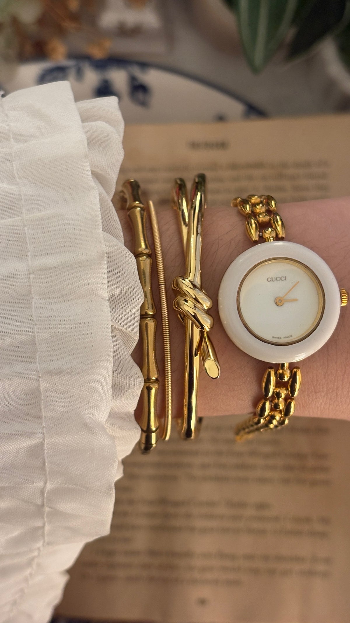Rare Vintage Gucci Swiss Interchangeable Metal Bezel Rice Link Watch in Gold Tone Quartz