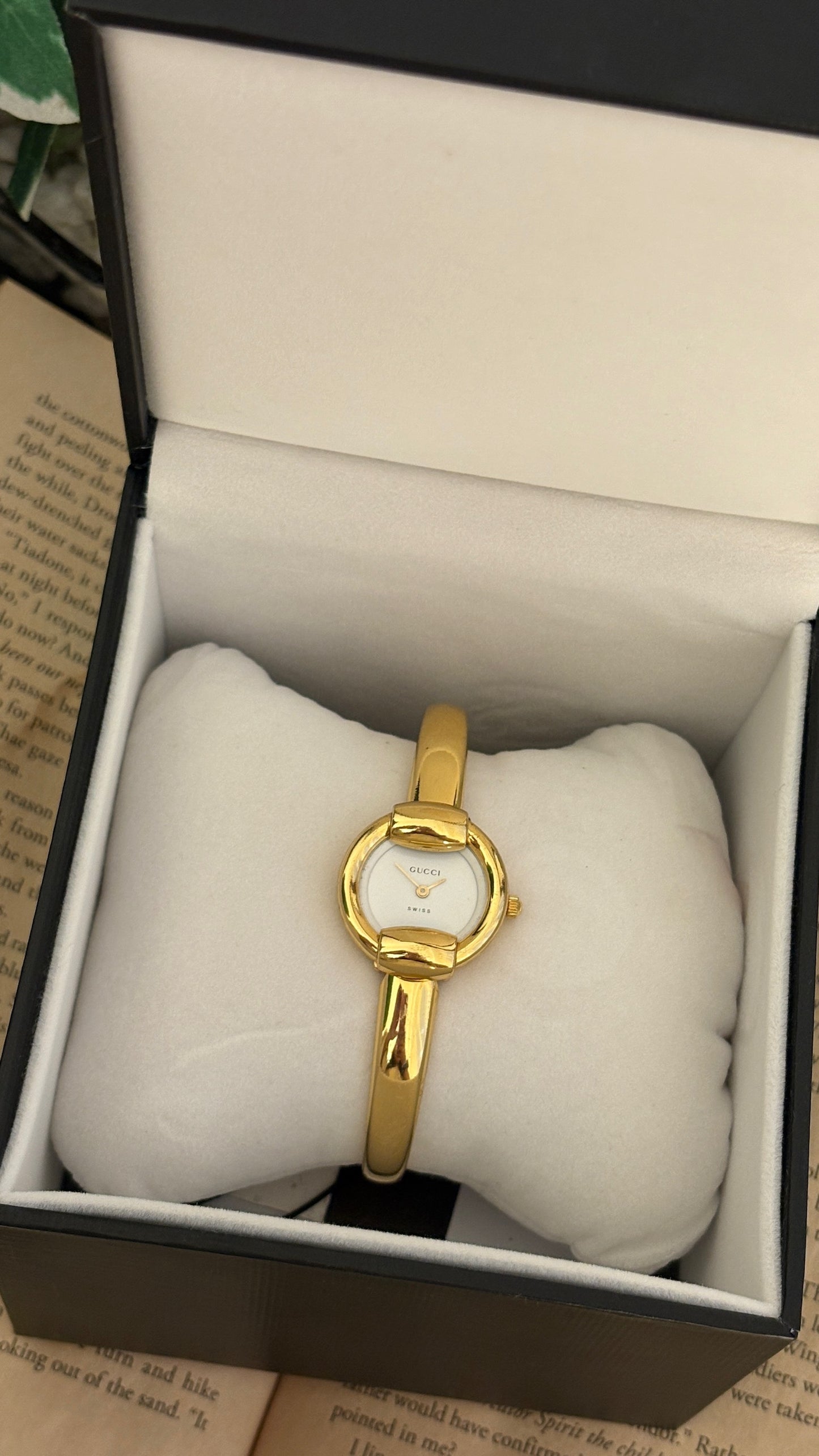 Rare Boxed Vintage Gucci Swiss 1400L Bangle Watch in Gold Tone Quartz