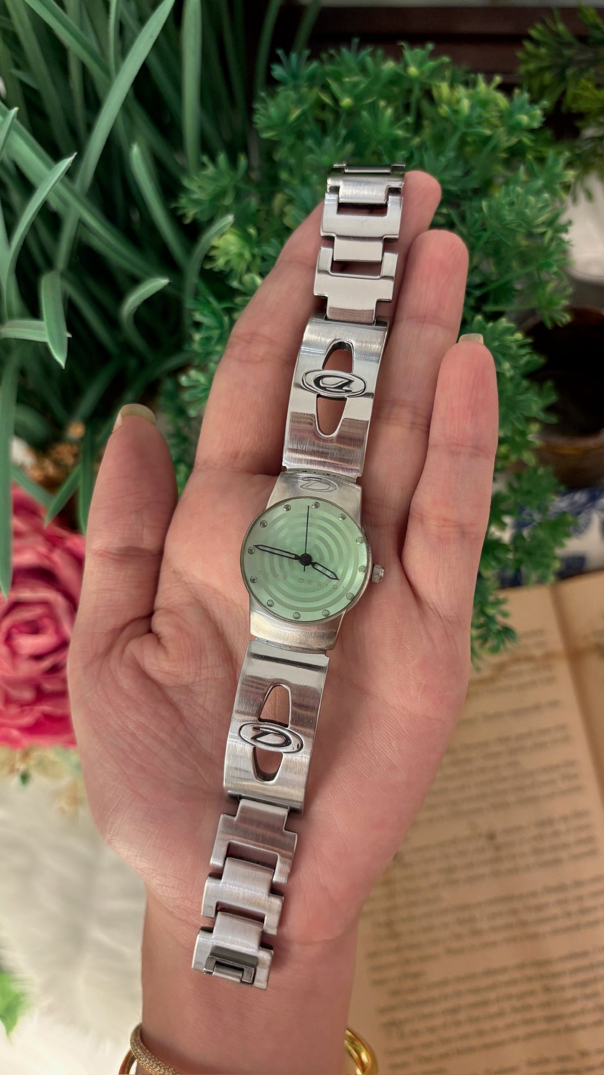 Rare Vintage Time Design Retro Pattern Mint Dial Watch in Silver Tone Quartz