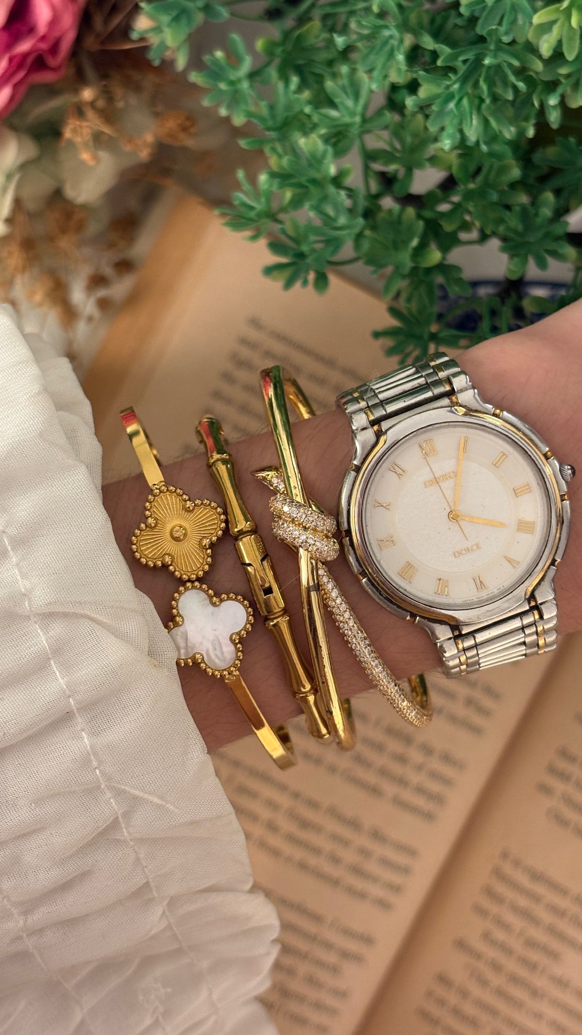 Extremely Rare Seiko Dolce Sandblast Roman Dial Watch in Two-Tone Quartz