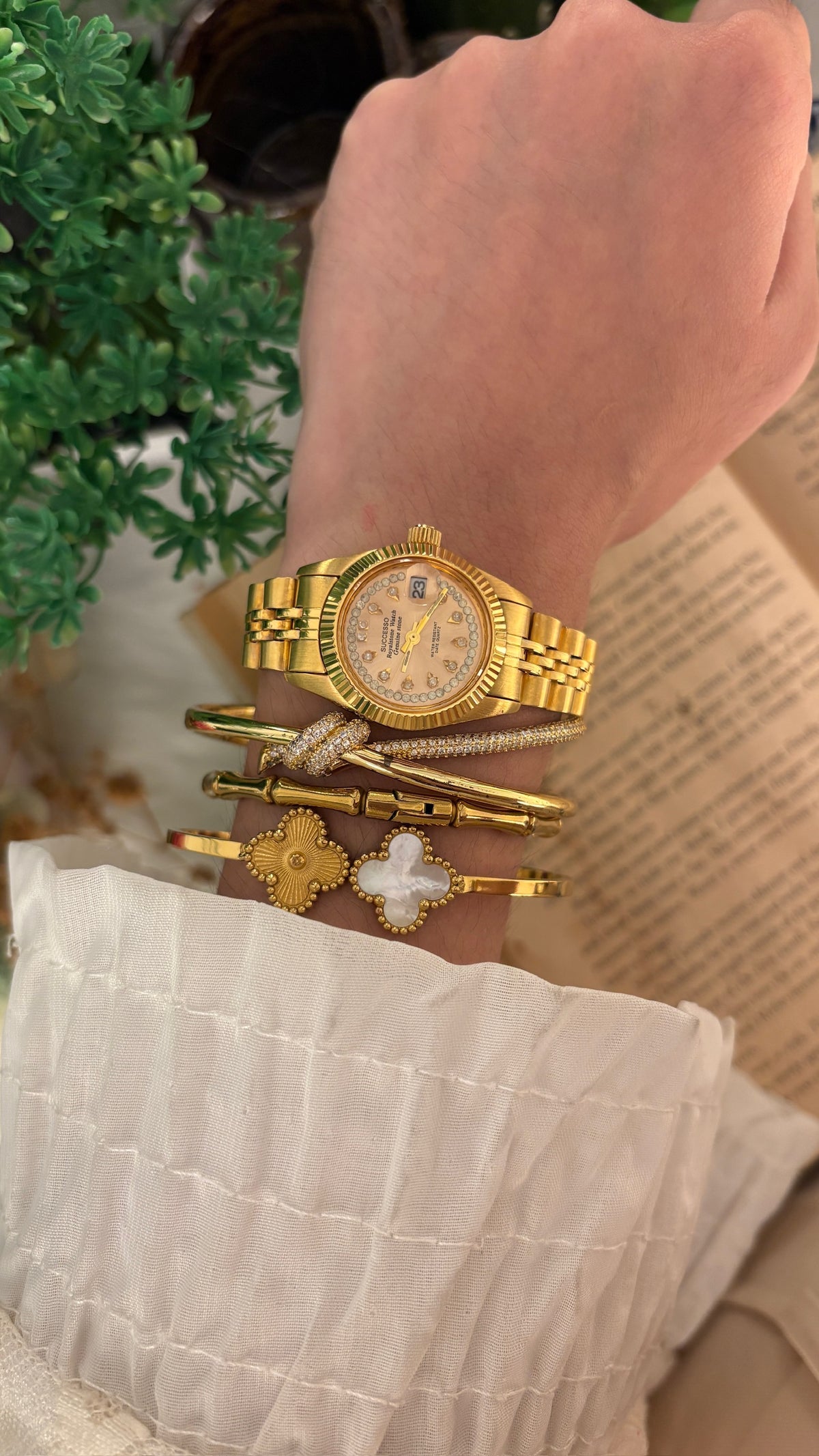Rare Vintage Successo Royalstone Fluted Bezel Watch in Gold Tone Quartz