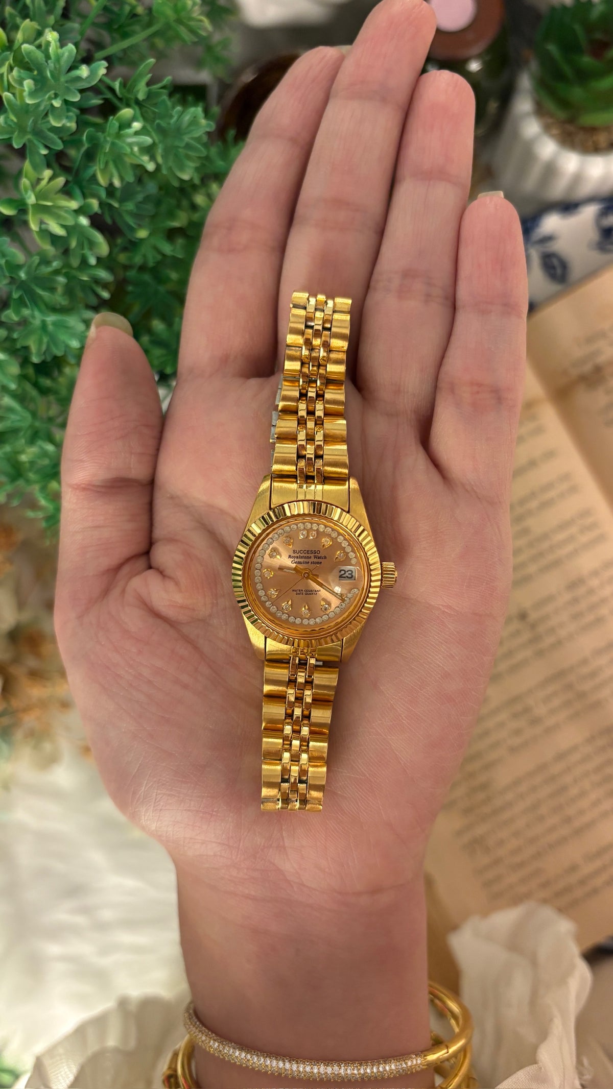 Rare Vintage Successo Royalstone Fluted Bezel Watch in Gold Tone Quartz