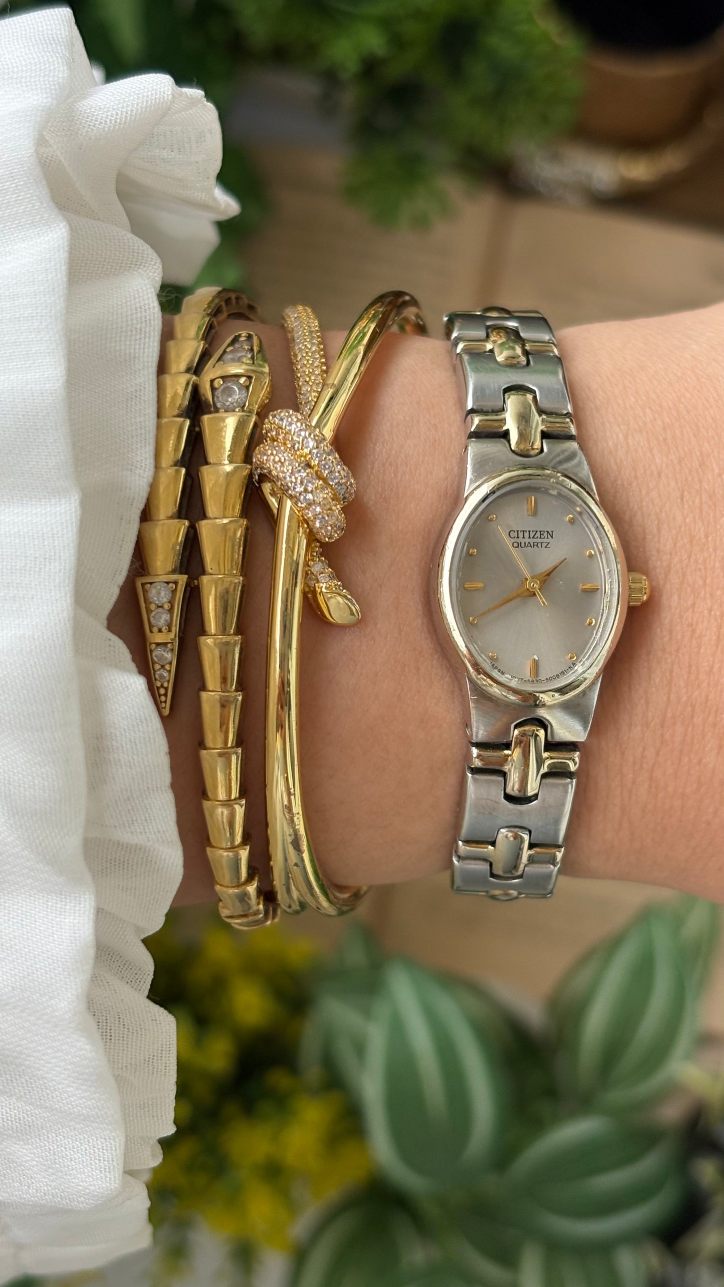 Vintage Dainty Citizen Watch in Two-tone Oval Silver Dial Quartz