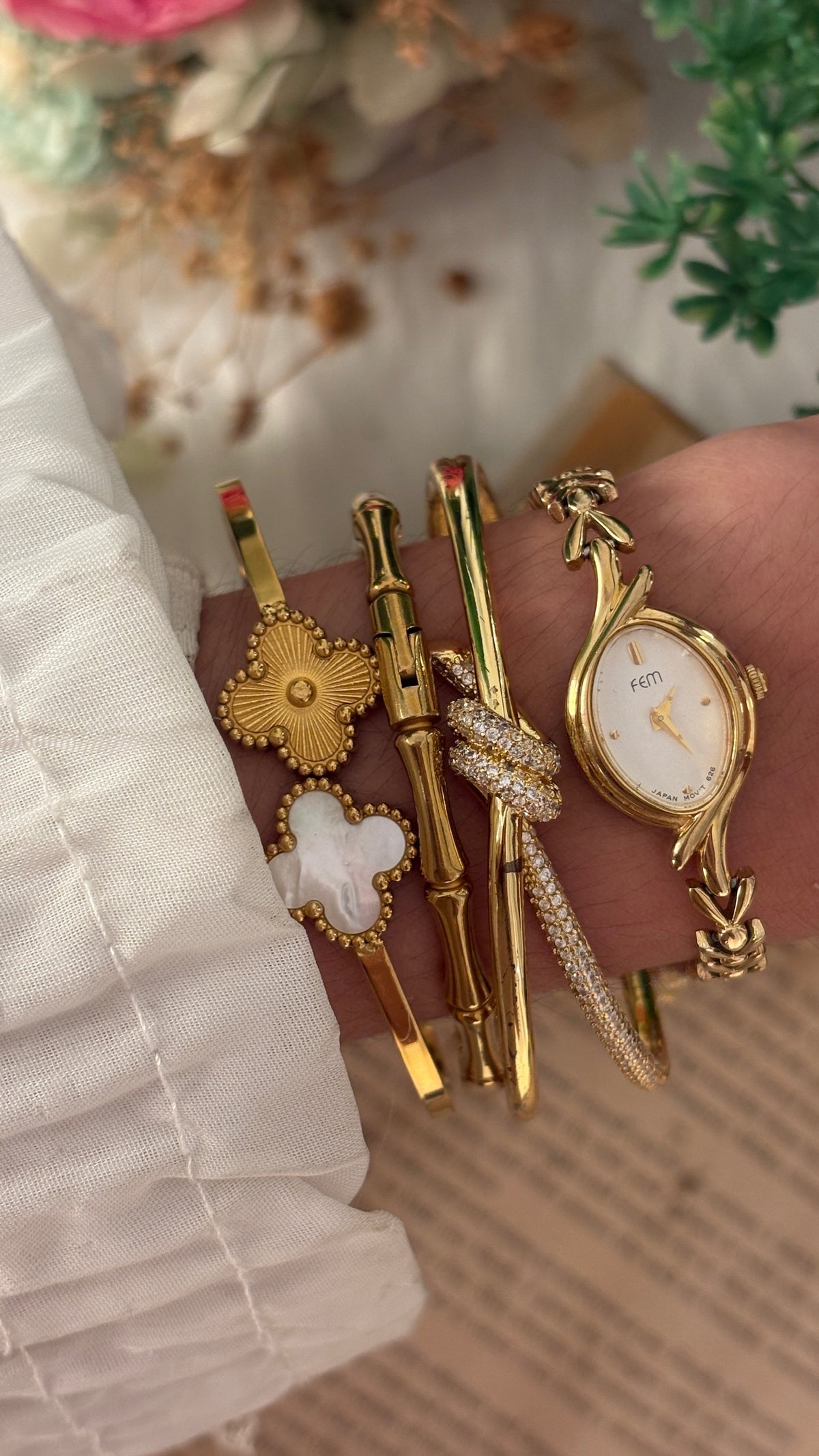 Rare Dainty Vintage Fem Heart Bracelet Watch in Gold Tone Quartz