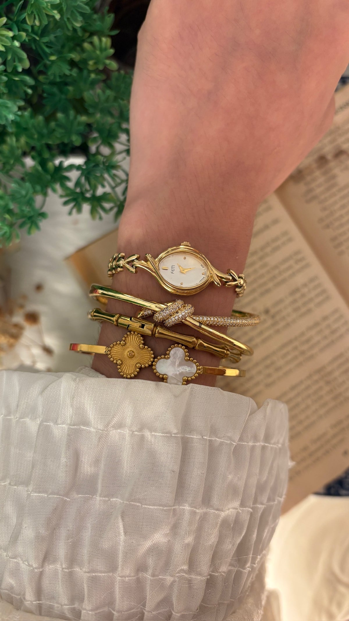 Rare Dainty Vintage Fem Heart Bracelet Watch in Gold Tone Quartz