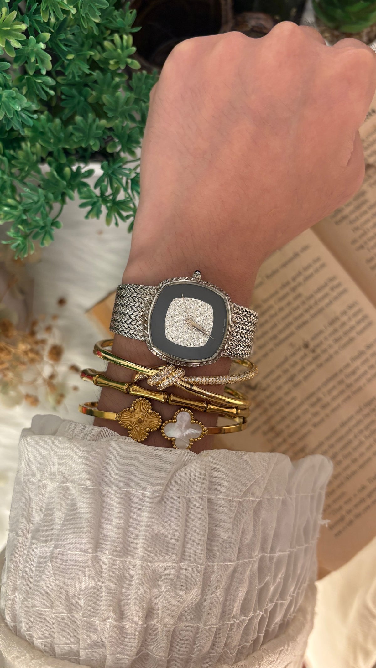 Extremely Rare Vintage Bulova Swiss Diamond Dial Mens Watch in Silver Tone Quartz