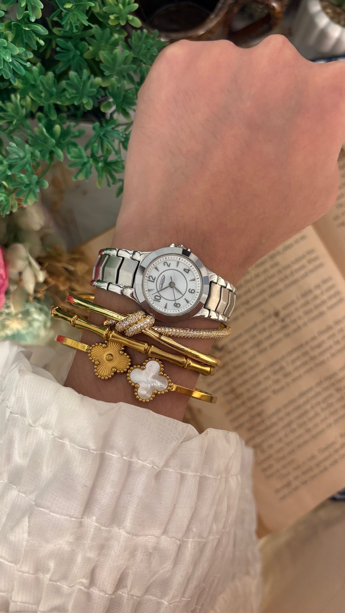 Rare Vintage Aureole Swiss Classic Watch in Silver Tone Quartz