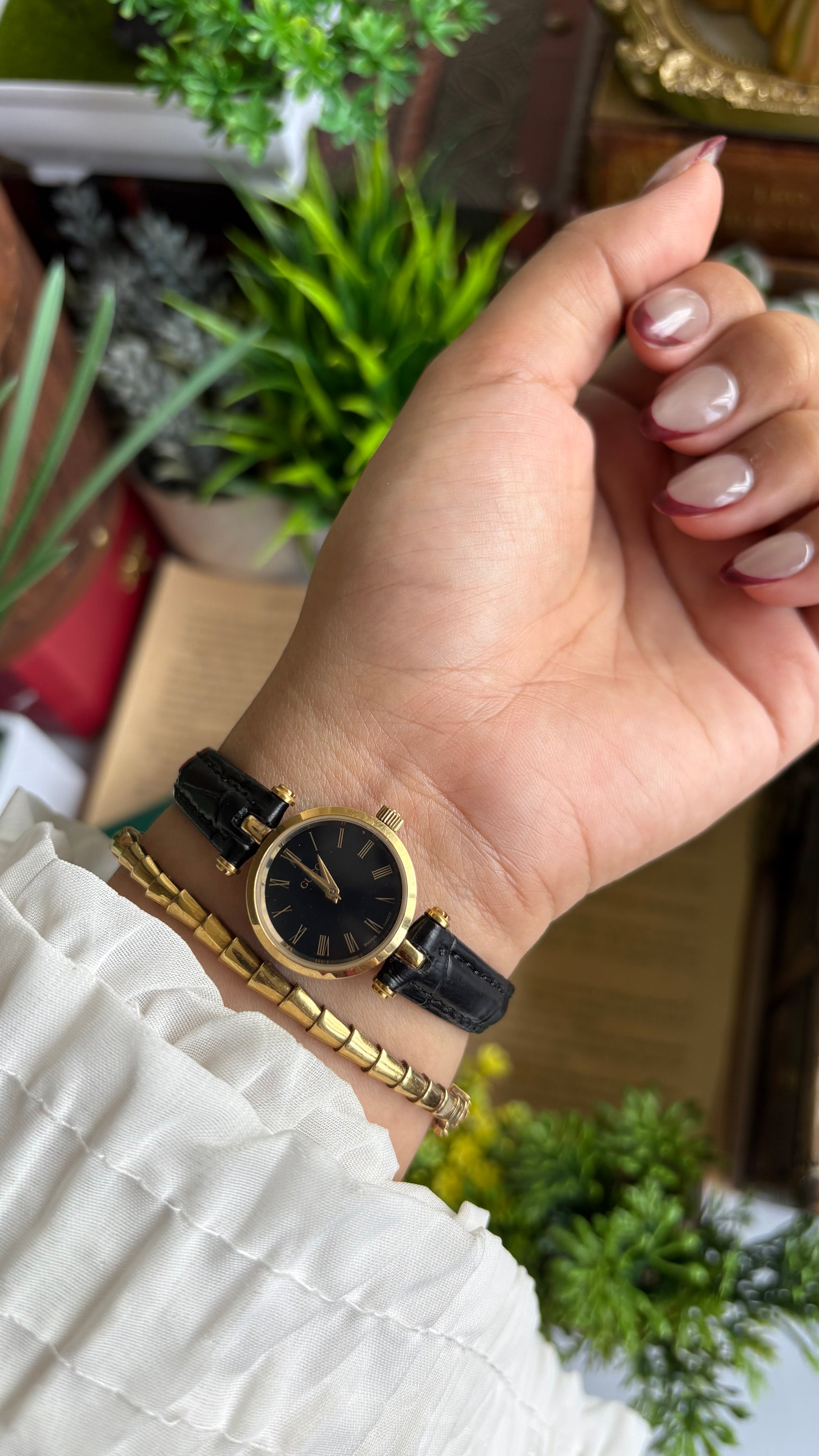 Vintage Gucci Women’s Dress Watch in Black Leather Strap Black Roman Dial with Original Gucci Box