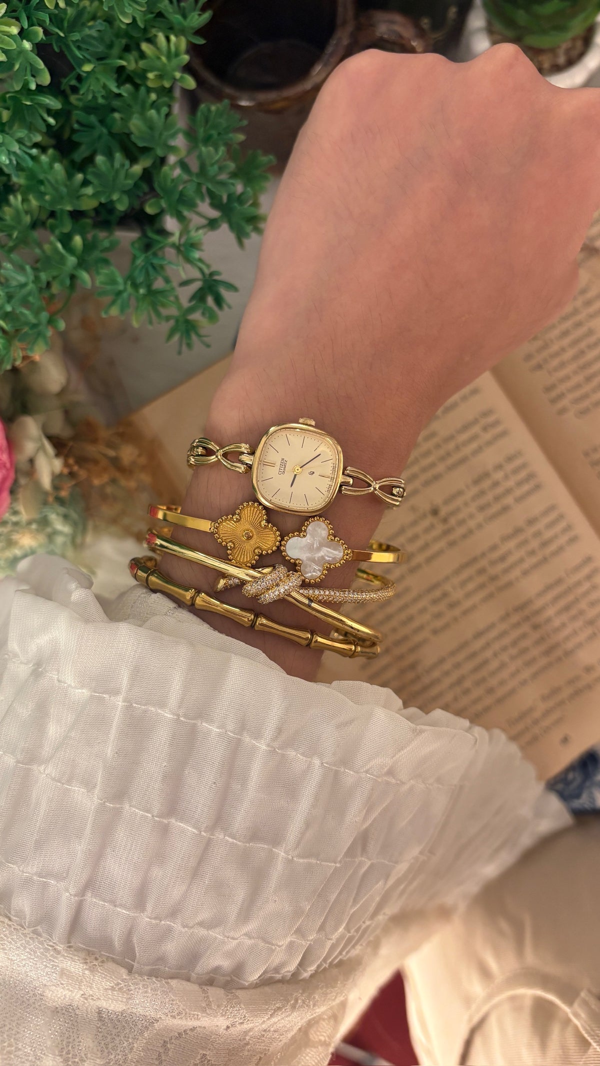 Rare Vintage Elegant Citizen Square Dial Bracelet Watch in Gold Tone Quartz