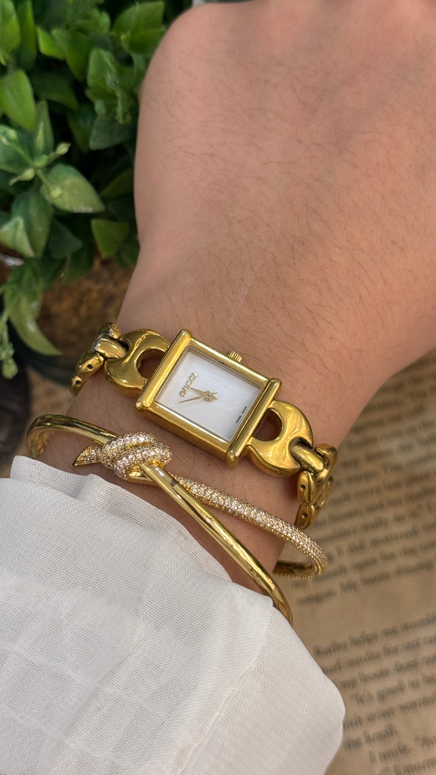 Extremely Rare Gucci Swiss 1800L Bracelet Watch in Gold Tone Quartz