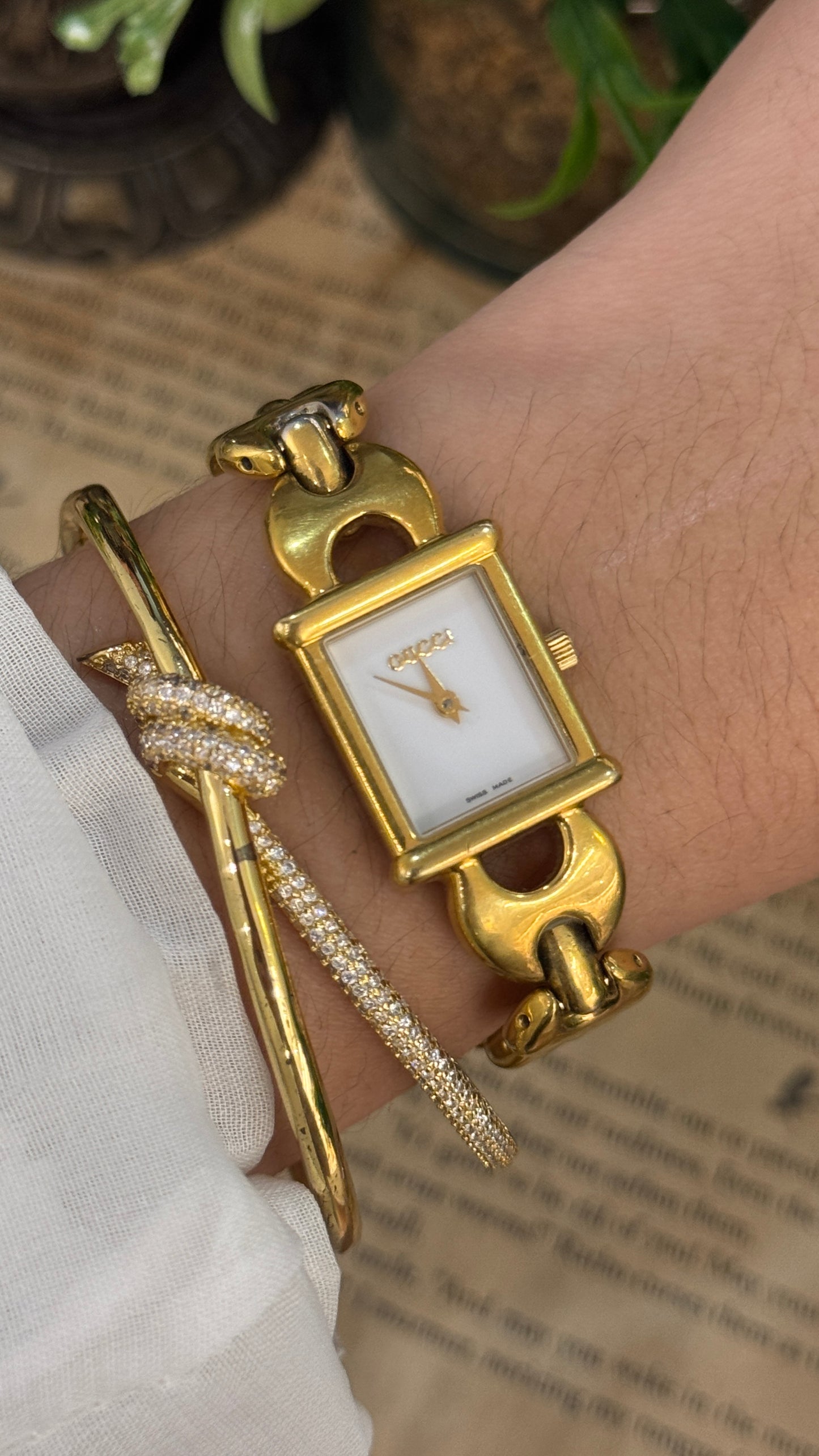 Extremely Rare Gucci Swiss 1800L Bracelet Watch in Gold Tone Quartz