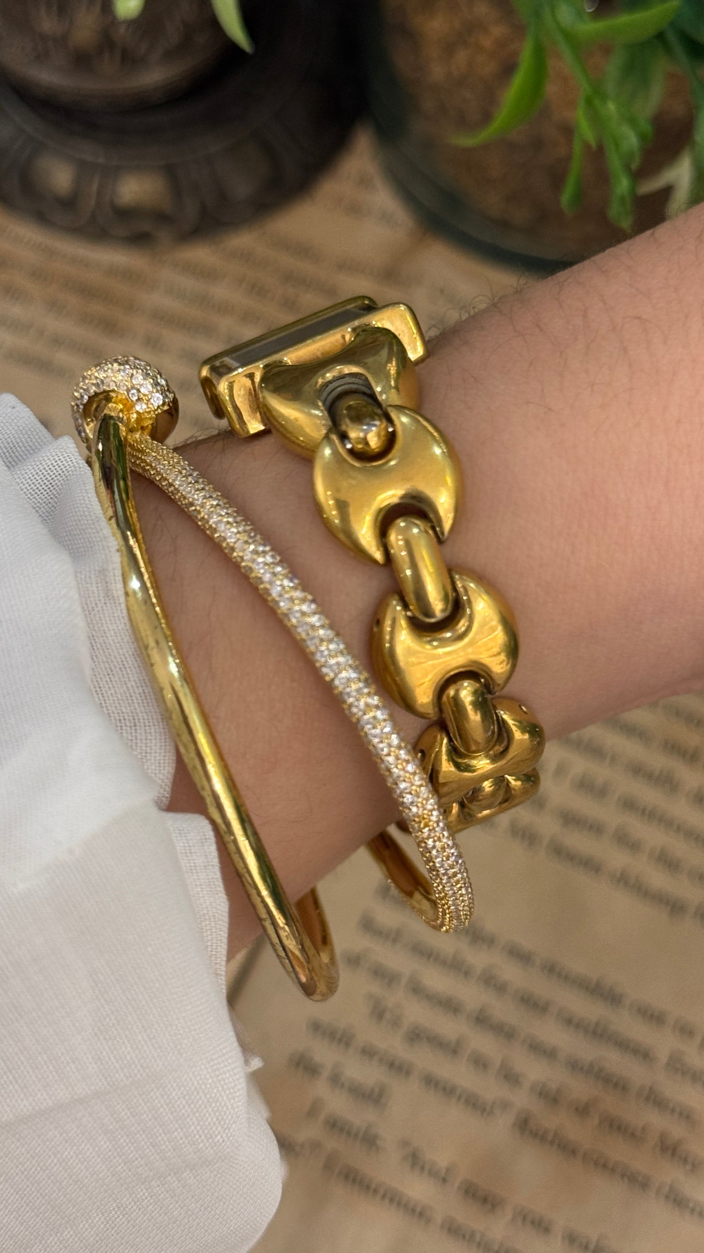 Extremely Rare Gucci Swiss 1800L Bracelet Watch in Gold Tone Quartz