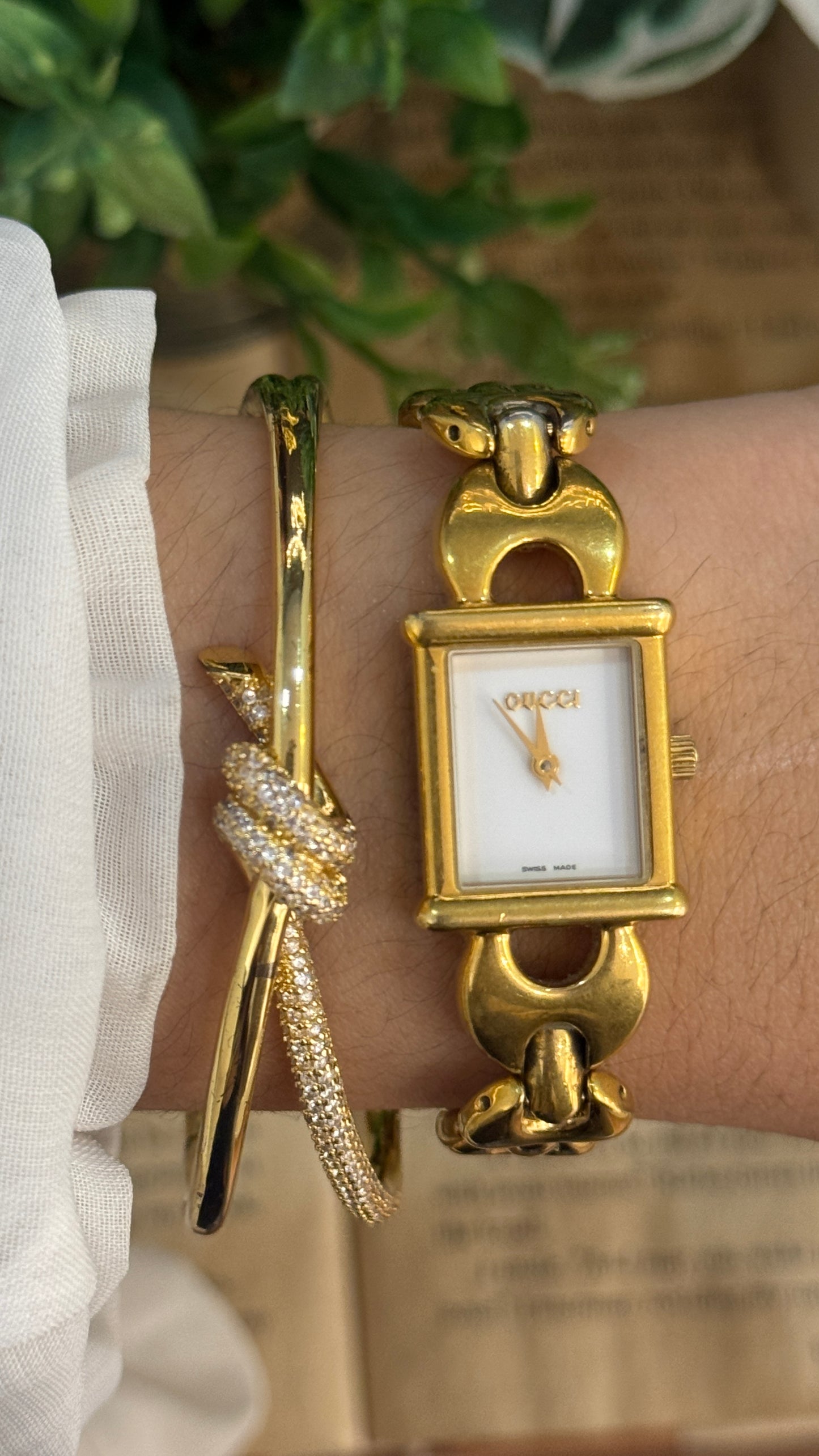 Extremely Rare Gucci Swiss 1800L Bracelet Watch in Gold Tone Quartz