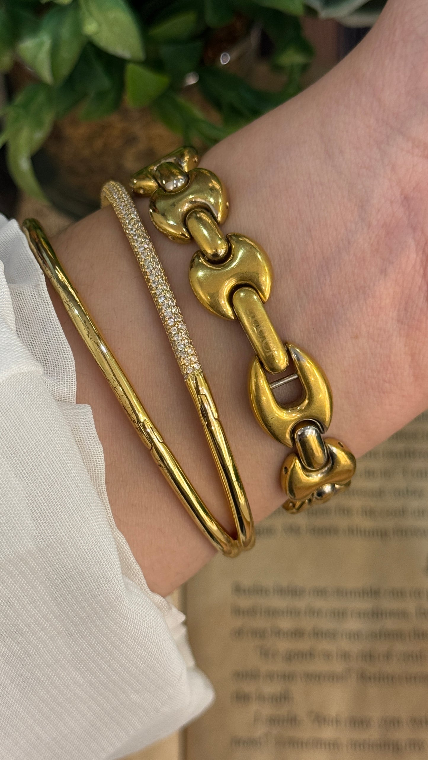 Extremely Rare Gucci Swiss 1800L Bracelet Watch in Gold Tone Quartz