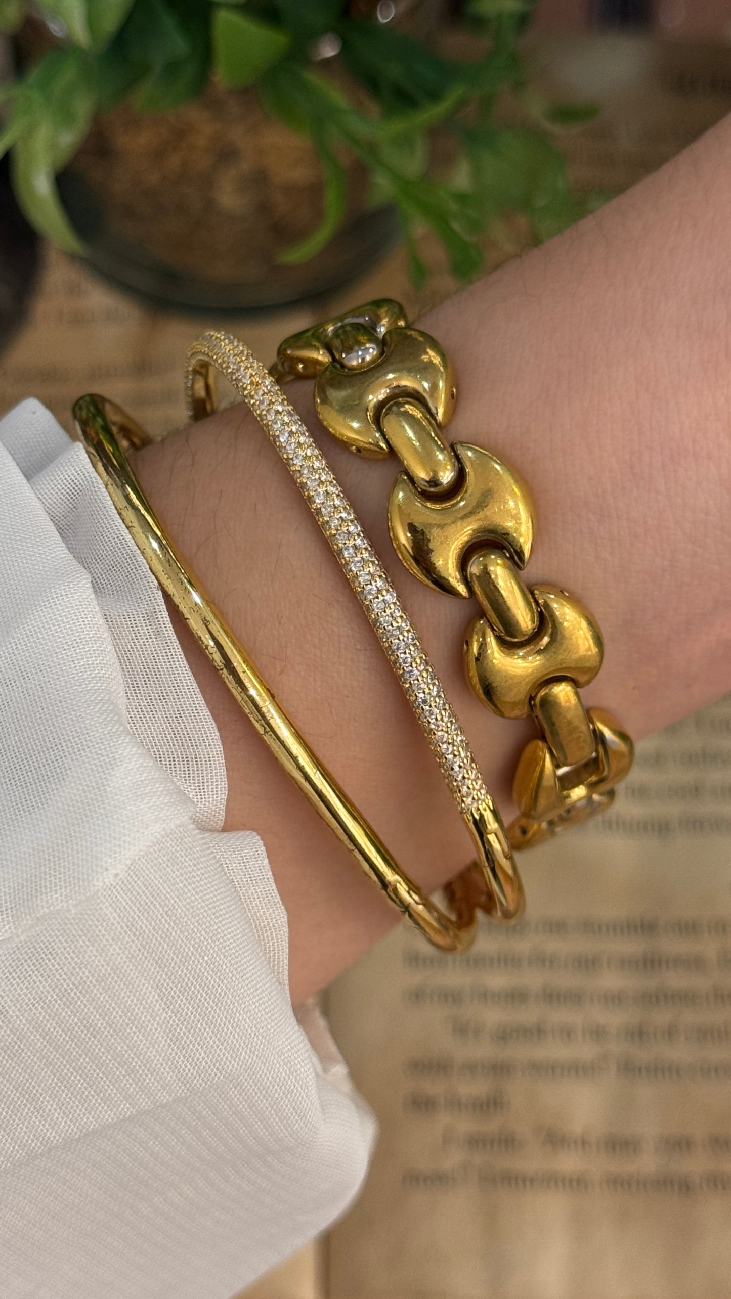 Extremely Rare Gucci Swiss 1800L Bracelet Watch in Gold Tone Quartz