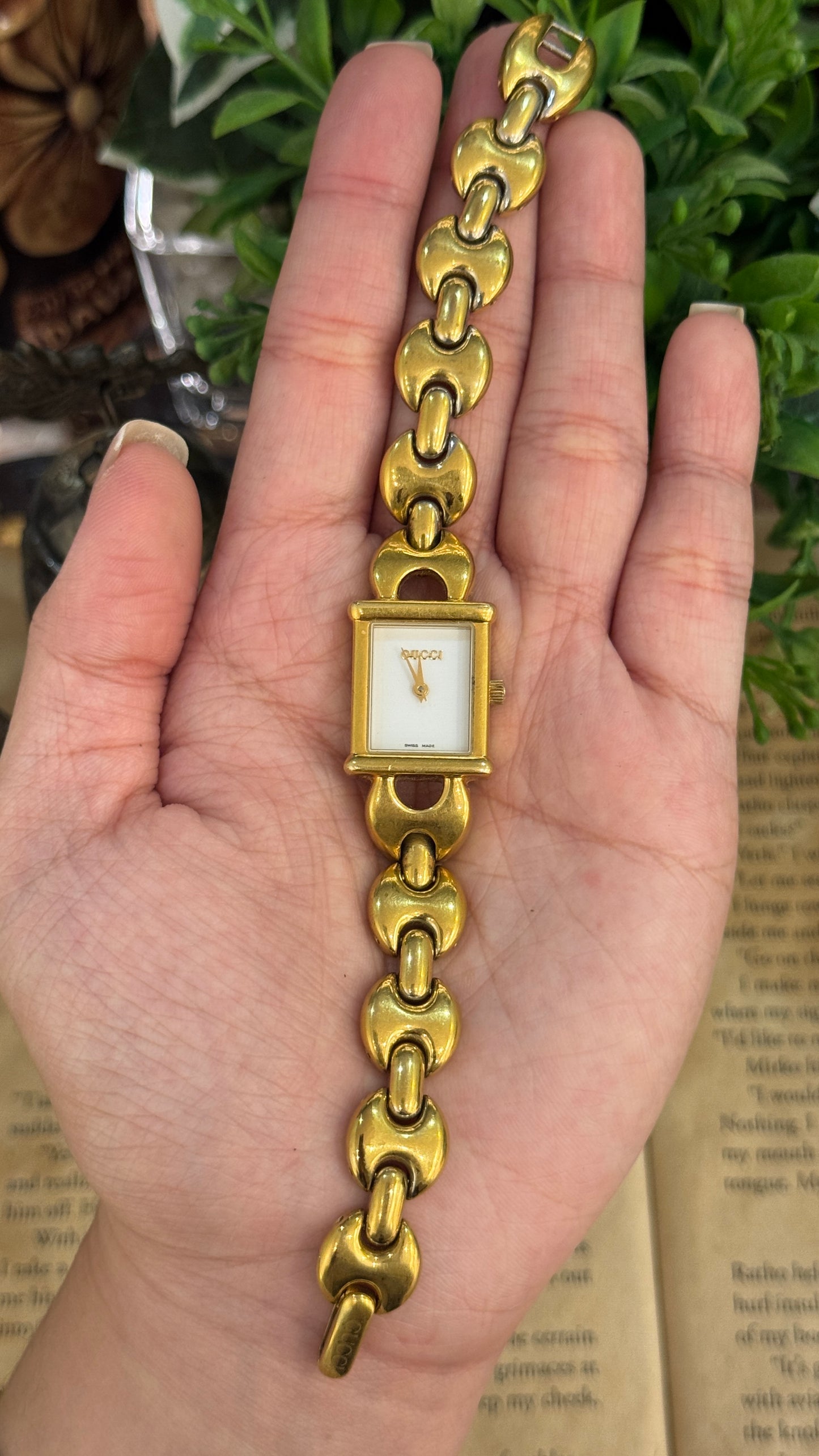 Extremely Rare Gucci Swiss 1800L Bracelet Watch in Gold Tone Quartz