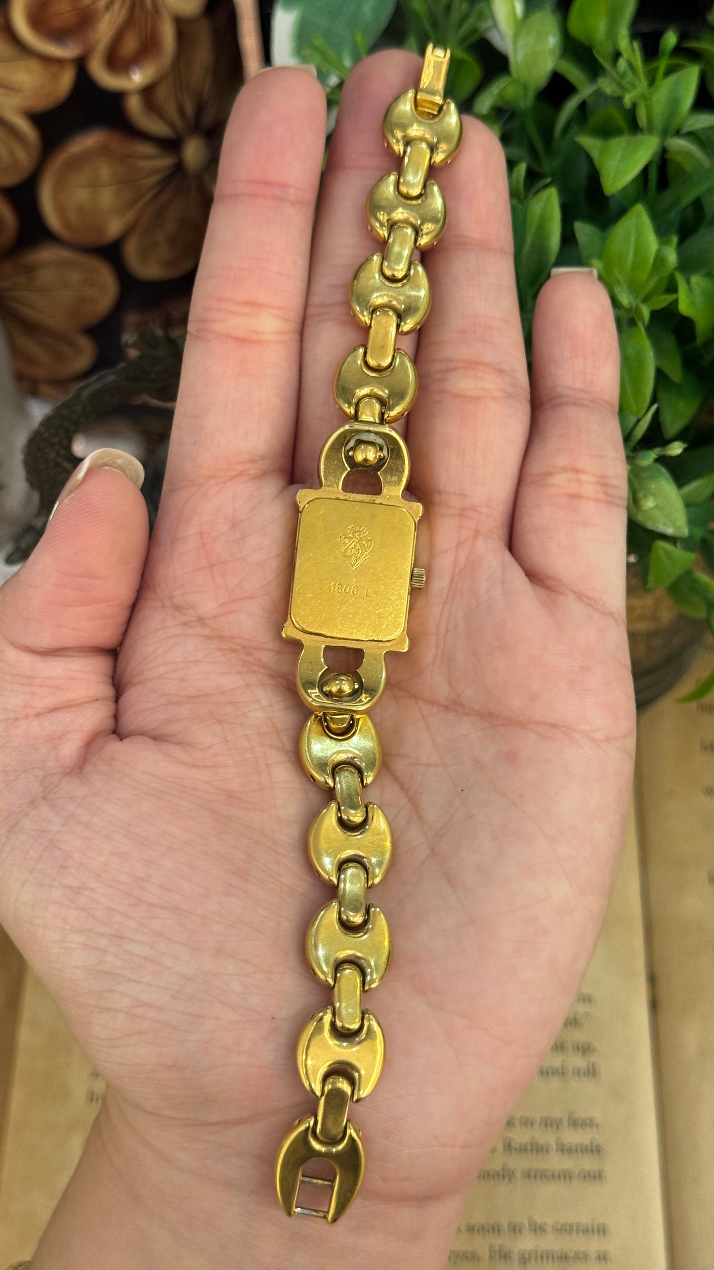 Extremely Rare Gucci Swiss 1800L Bracelet Watch in Gold Tone Quartz