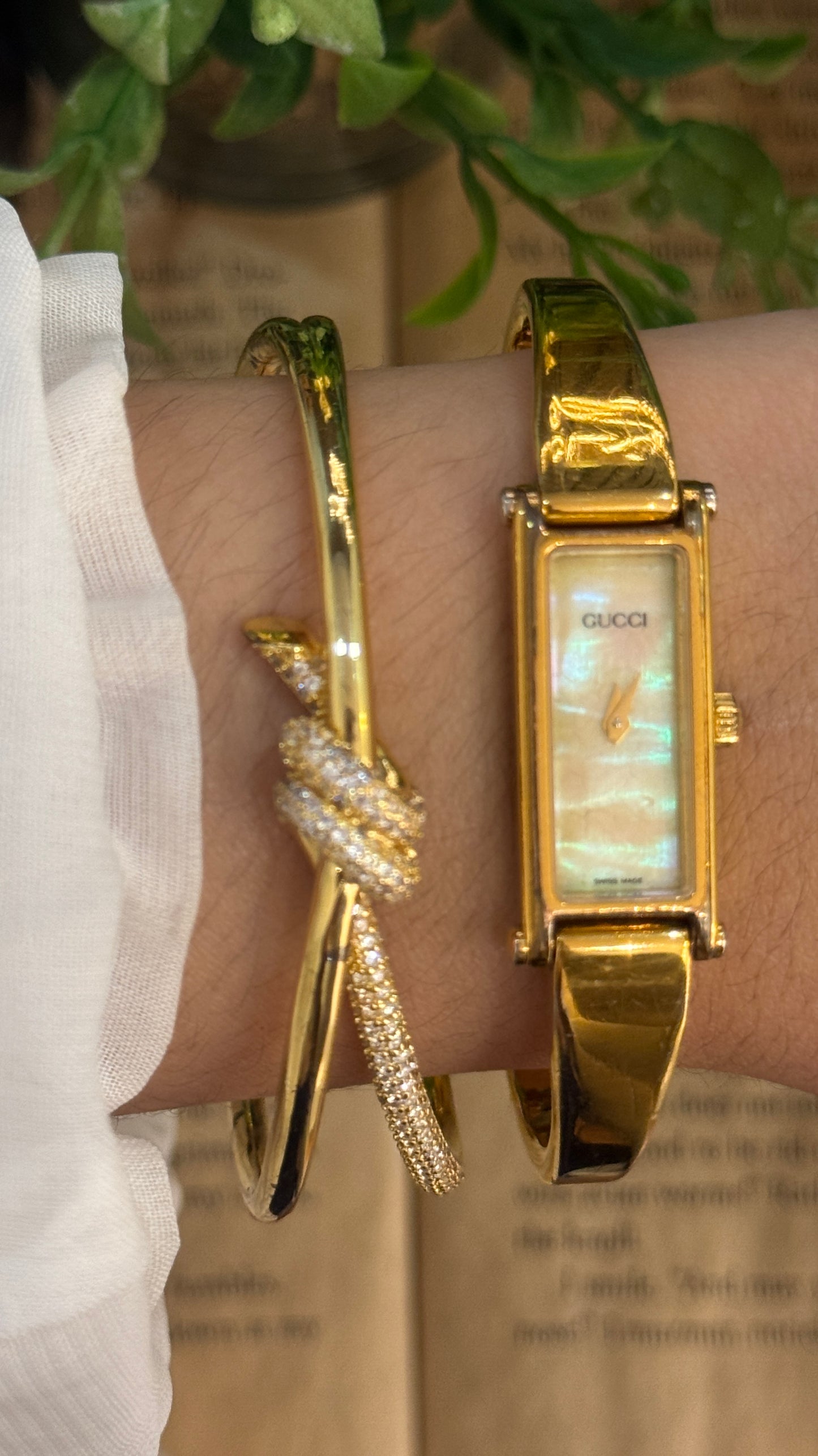 Vintage Gucci Swiss 1500L Bangle Watch in Gold Tone Mother of Pearl Dial Quartz