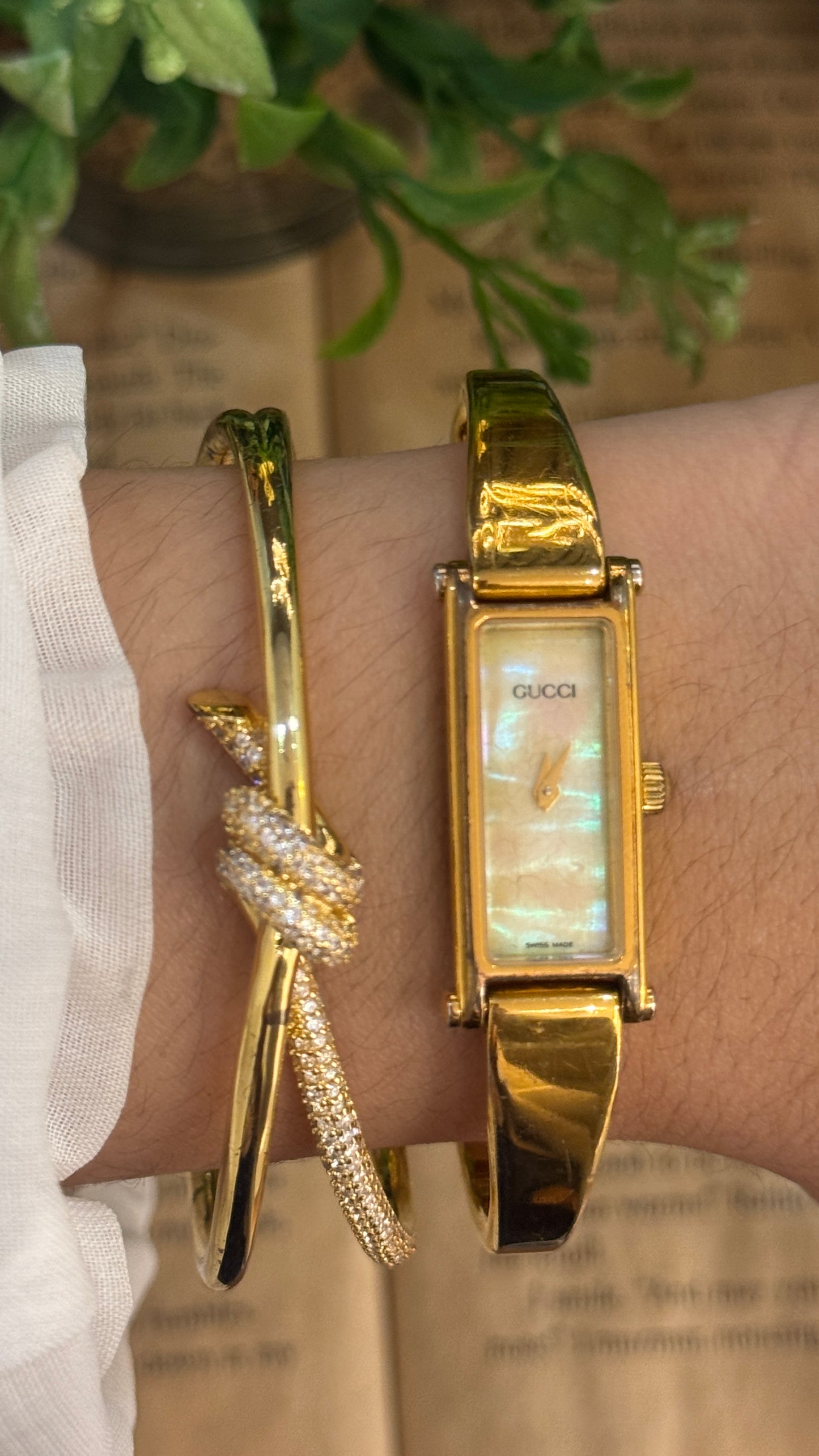 Vintage Gucci Swiss 1500L Bangle Watch in Gold Tone Mother of Pearl Dial Quartz