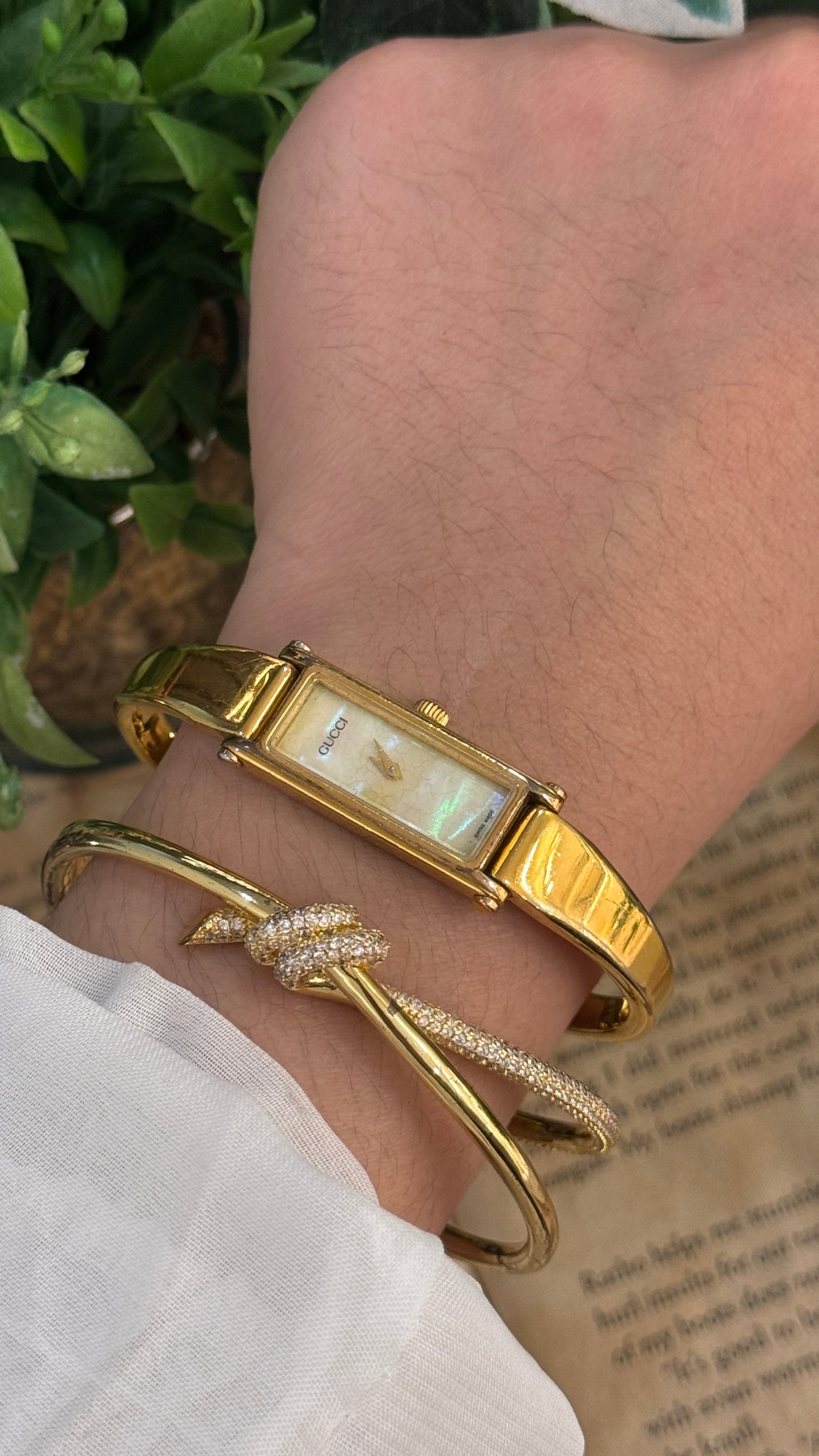 Vintage Gucci Swiss 1500L Bangle Watch in Gold Tone Mother of Pearl Dial Quartz