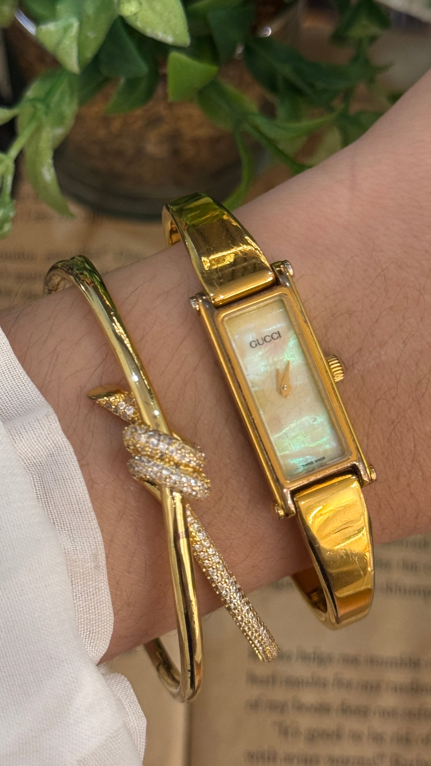 Vintage Gucci Swiss 1500L Bangle Watch in Gold Tone Mother of Pearl Dial Quartz