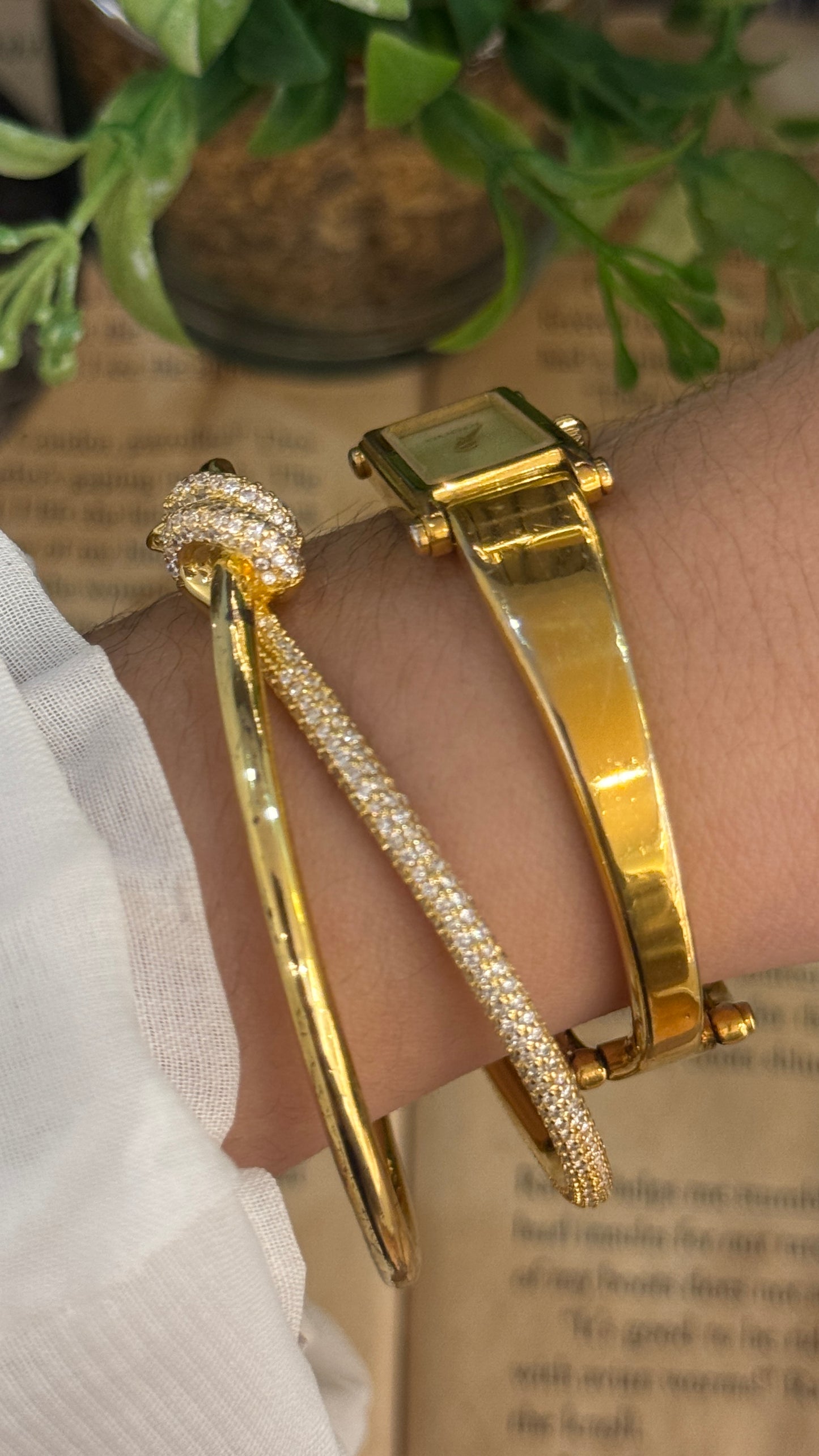 Vintage Gucci Swiss 1500L Bangle Watch in Gold Tone Mother of Pearl Dial Quartz