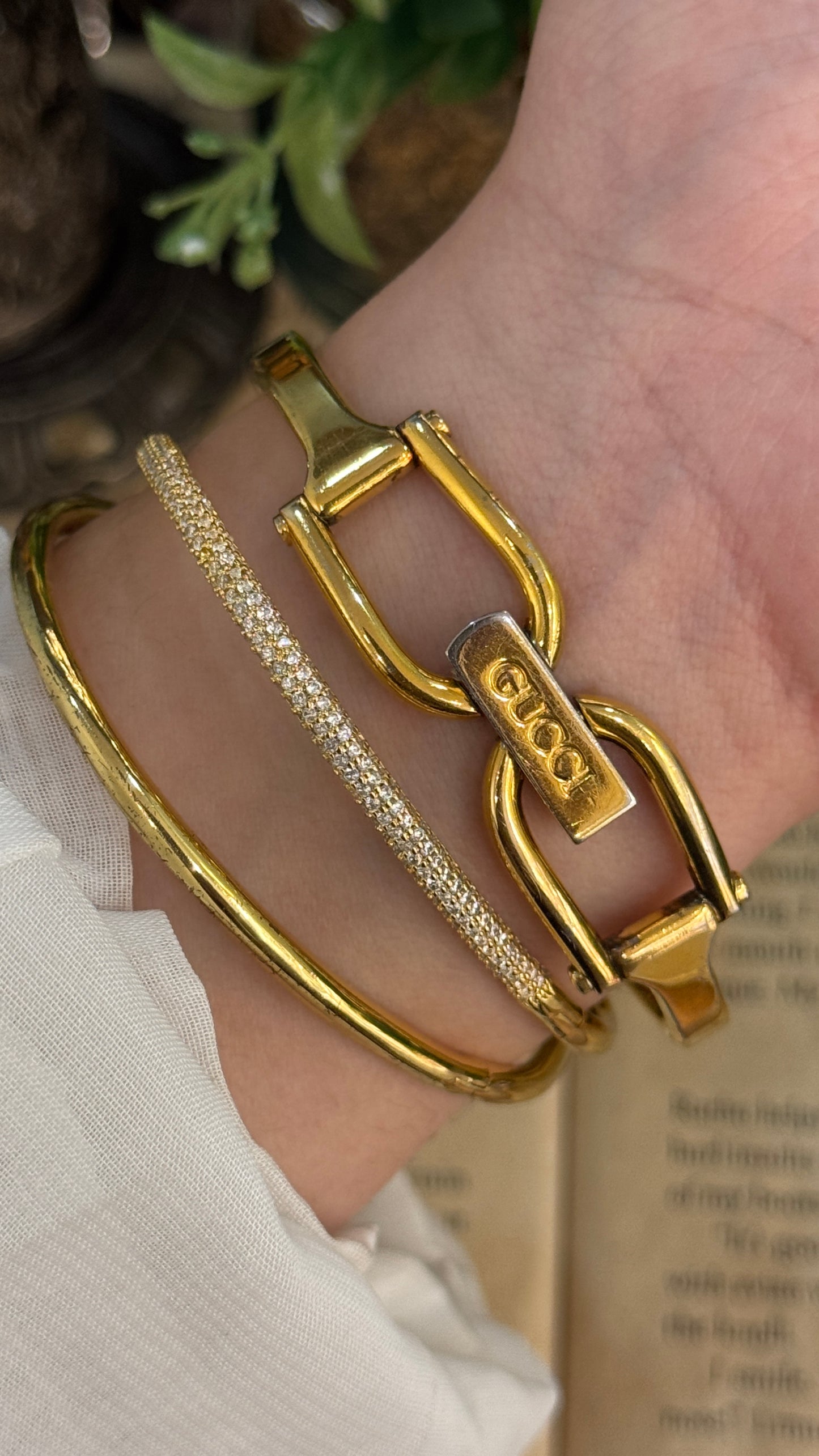 Vintage Gucci Swiss 1500L Bangle Watch in Gold Tone Mother of Pearl Dial Quartz