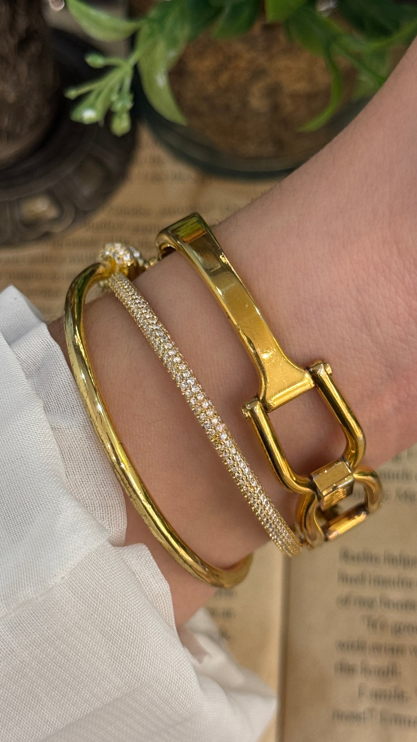 Vintage Gucci Swiss 1500L Bangle Watch in Gold Tone Mother of Pearl Dial Quartz