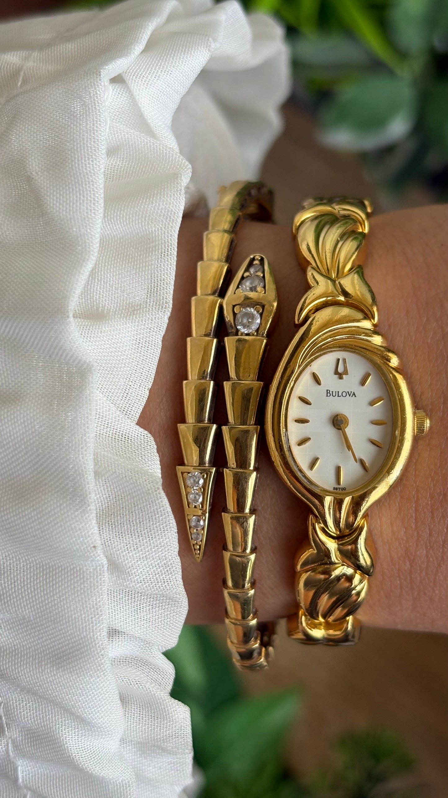 Extremely Rare Vintage Bulova Watch in Gold Tone Shell Straps