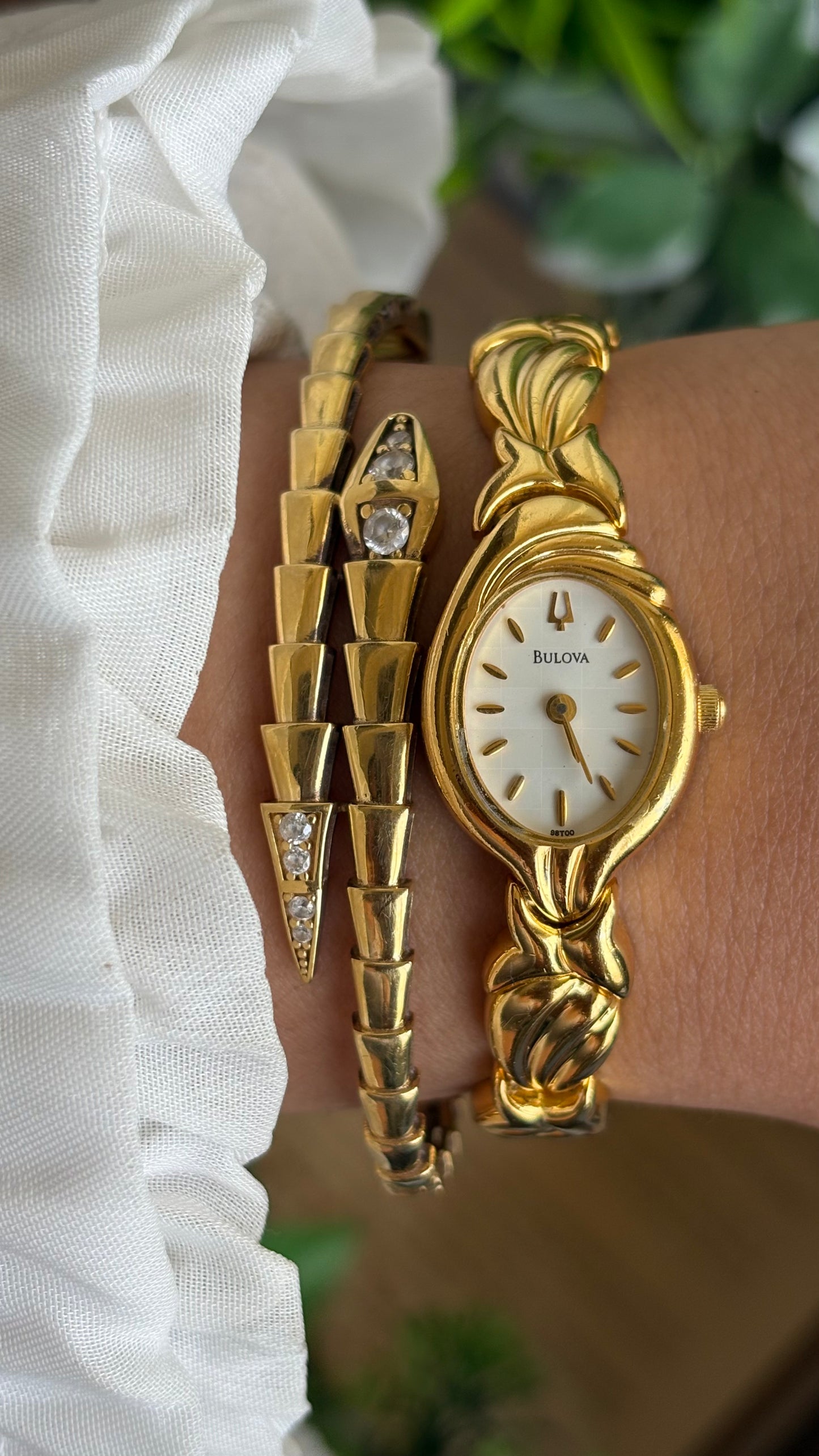 Extremely Rare Vintage Bulova Watch in Gold Tone Shell Straps
