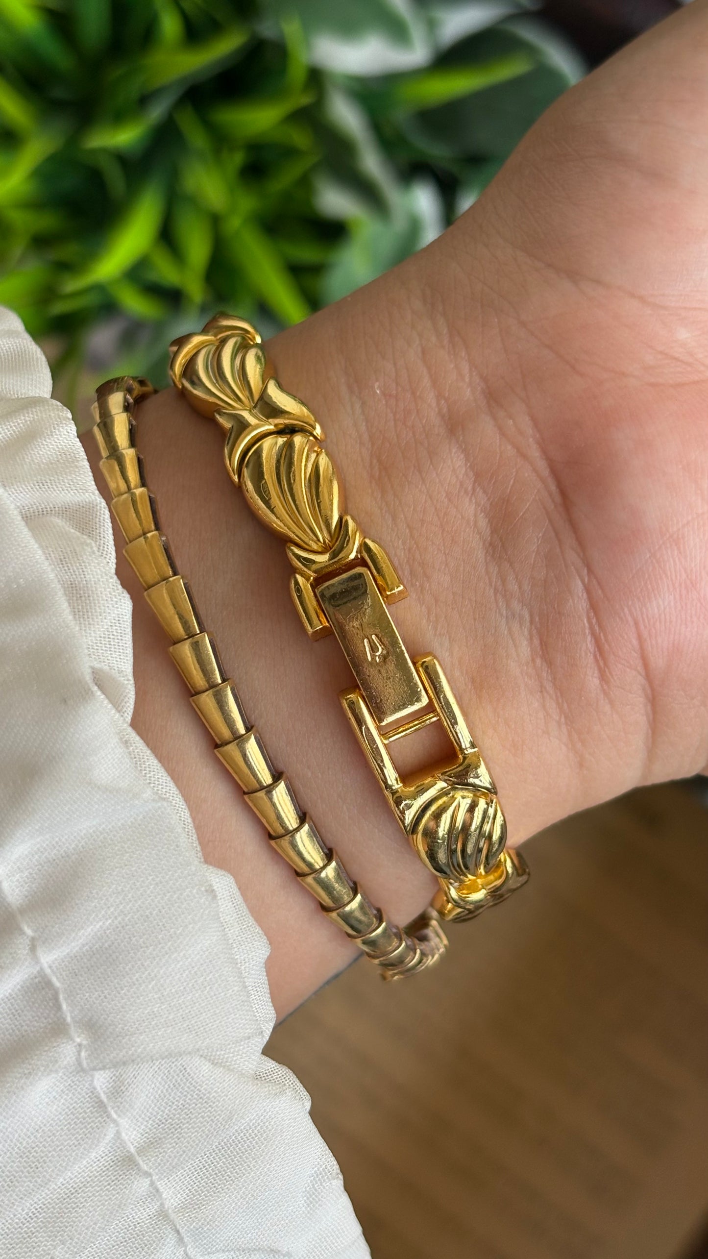 Extremely Rare Vintage Bulova Watch in Gold Tone Shell Straps