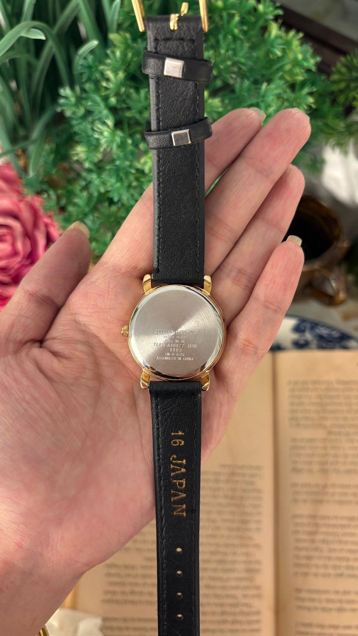 Rare Vintage Freeway Citizen Mens Watch in Gold Tone Black Leather Quartz