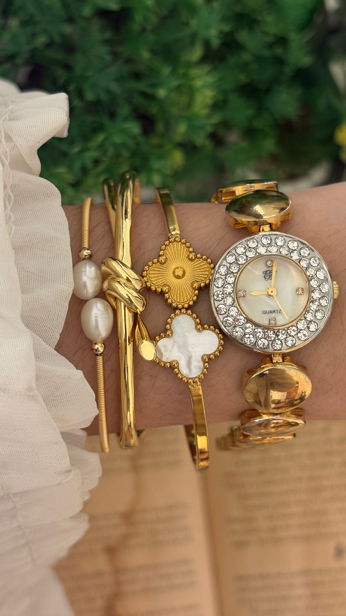Rare Vintage Elizabeth Taylor Rhinestone Bezel Round Links Bracelet Watch in Rose Gold Tone Quartz