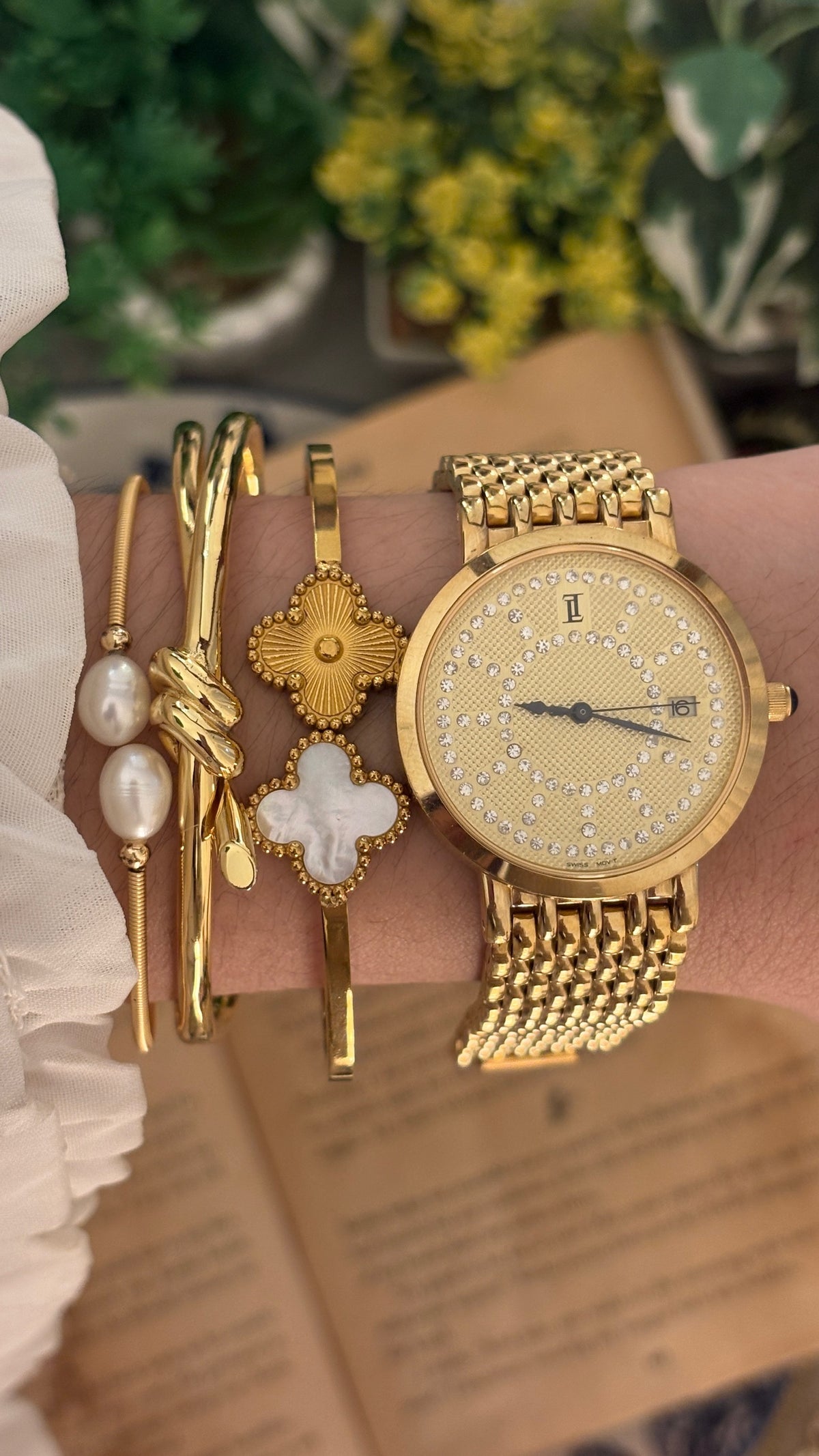 Rare Vintage Louis and Balencia Rhinestone Accent Date Window Mens Watch in Gold Tone Quartz
