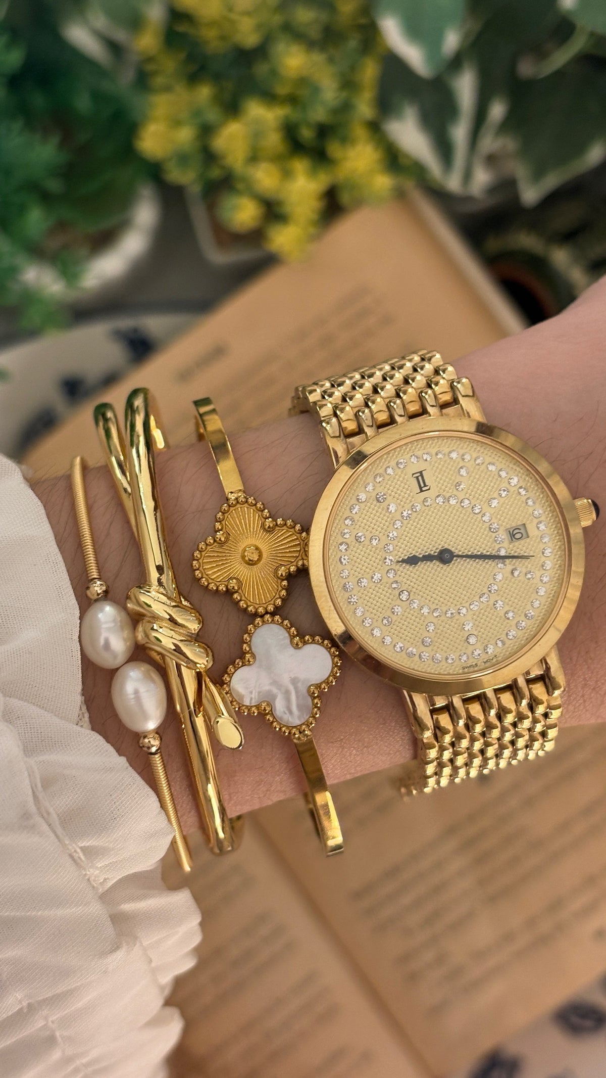 Rare Vintage Louis and Balencia Rhinestone Accent Date Window Mens Watch in Gold Tone Quartz
