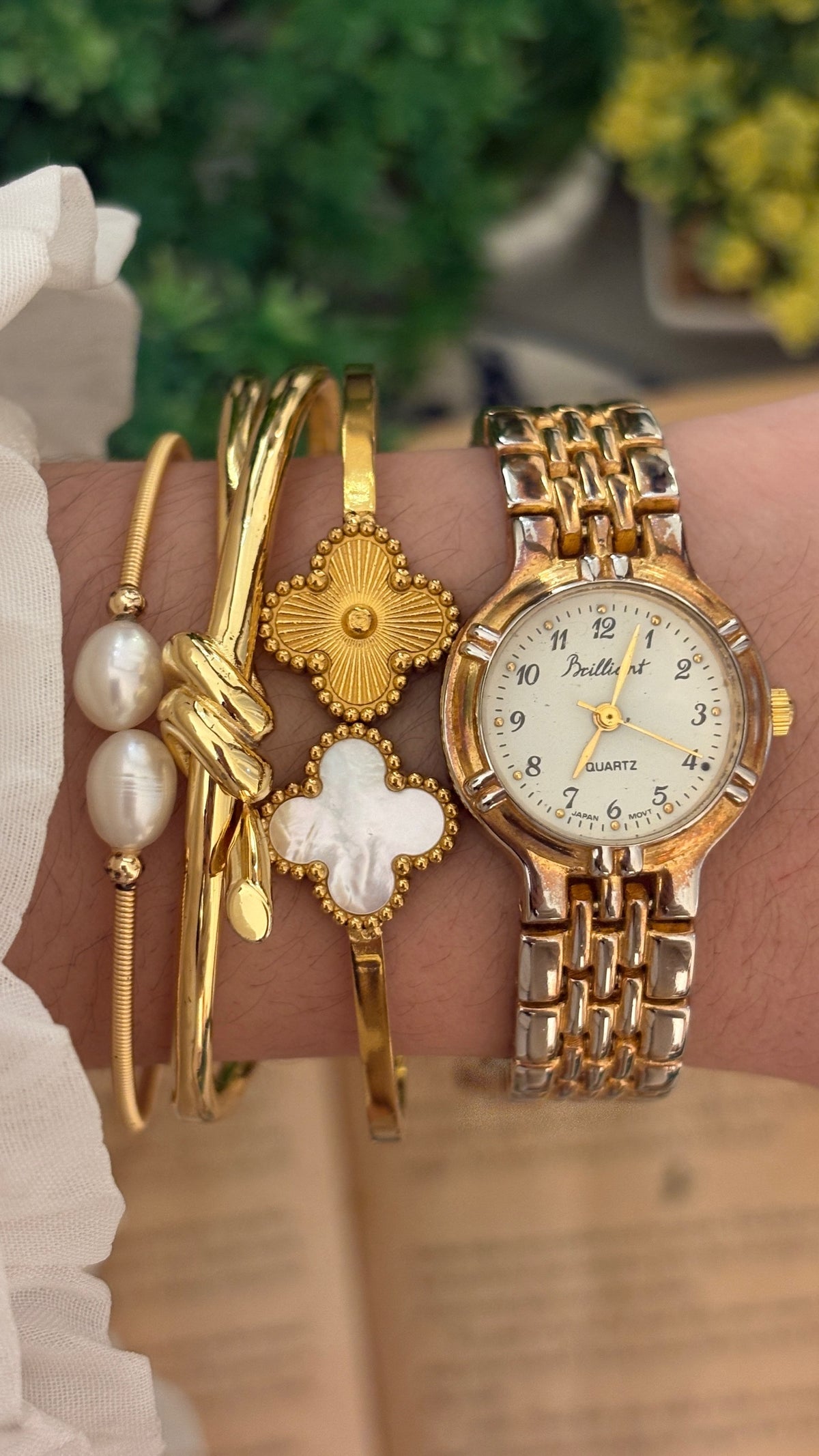 Vintage Brilliant Classic Watch in Gold Tone Quartz