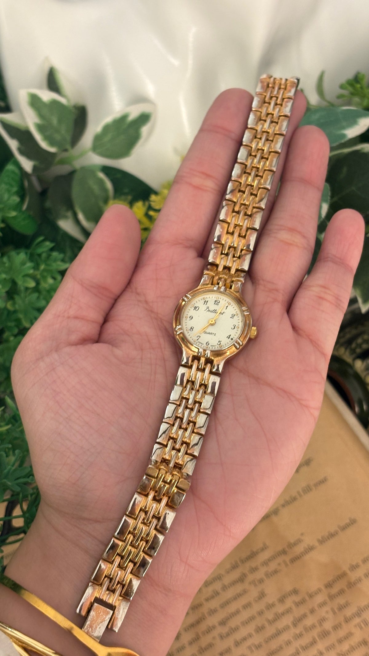 Vintage Brilliant Classic Watch in Gold Tone Quartz
