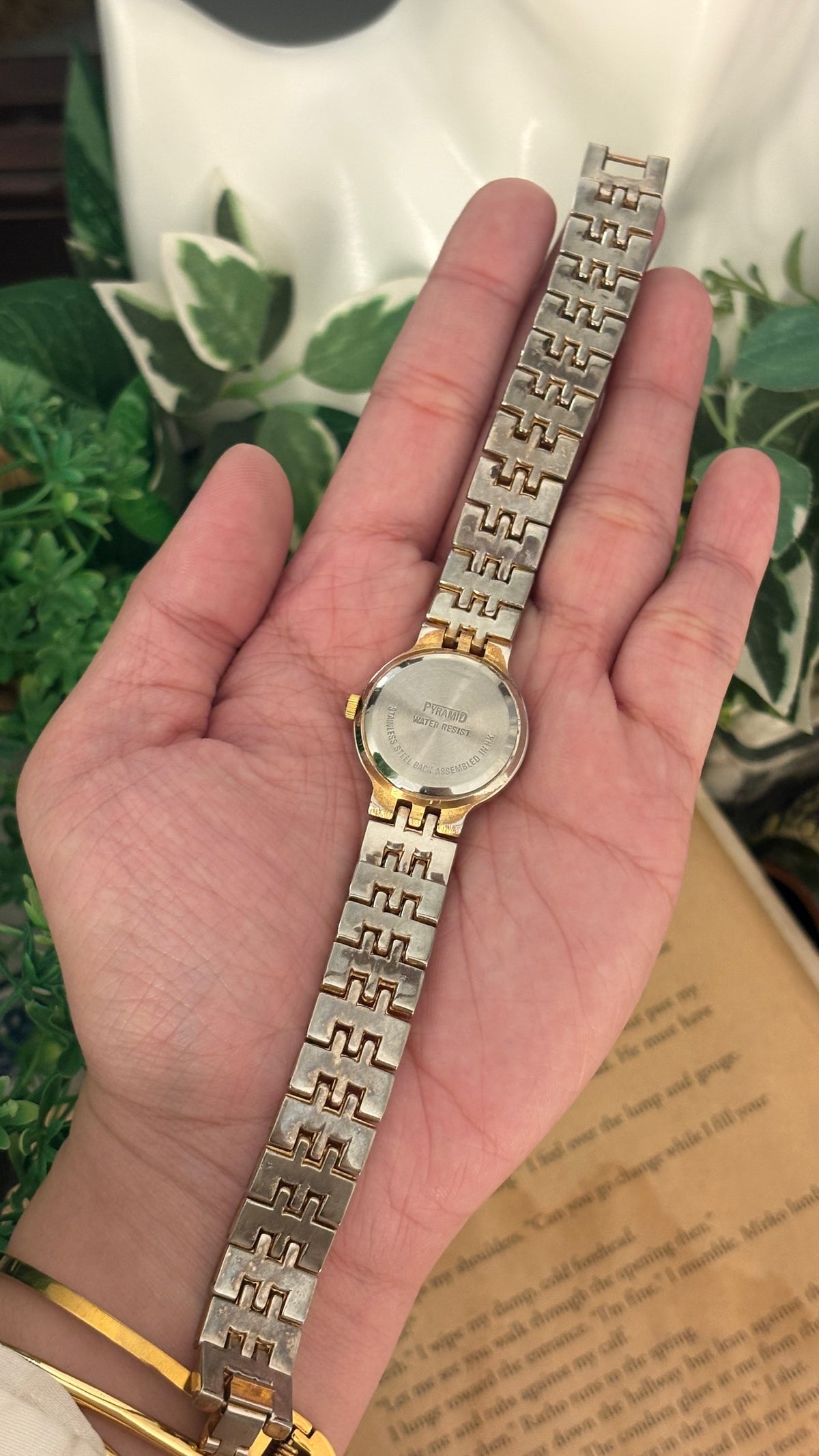 Vintage Brilliant Classic Watch in Gold Tone Quartz