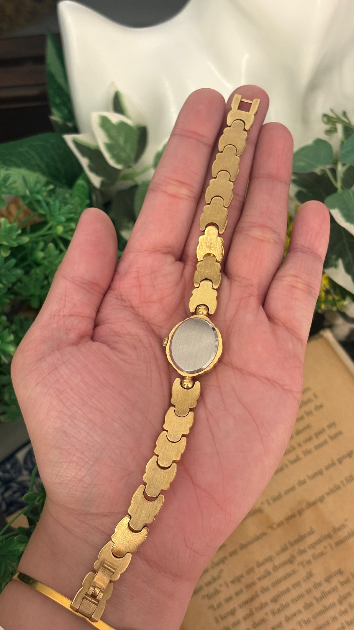 Rare Dainty Vintage Moderno Leaf Motif Watch in Gold Tone Quartz