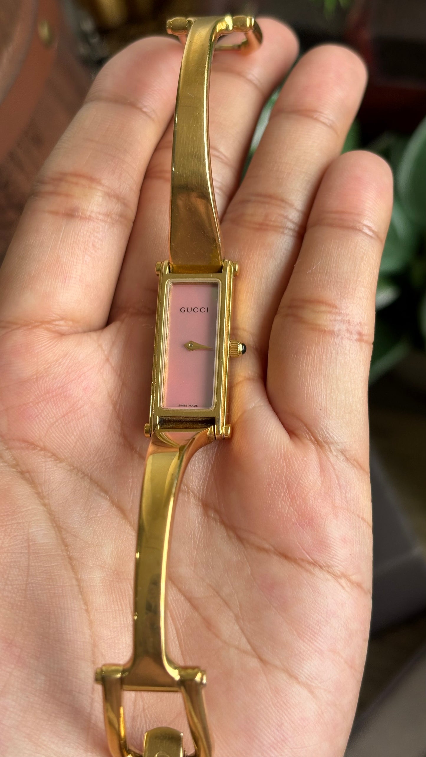 Vintage Gucci 1500L Watch in Gold Tone Mother of Pearl Pink Dial with Gucci Box