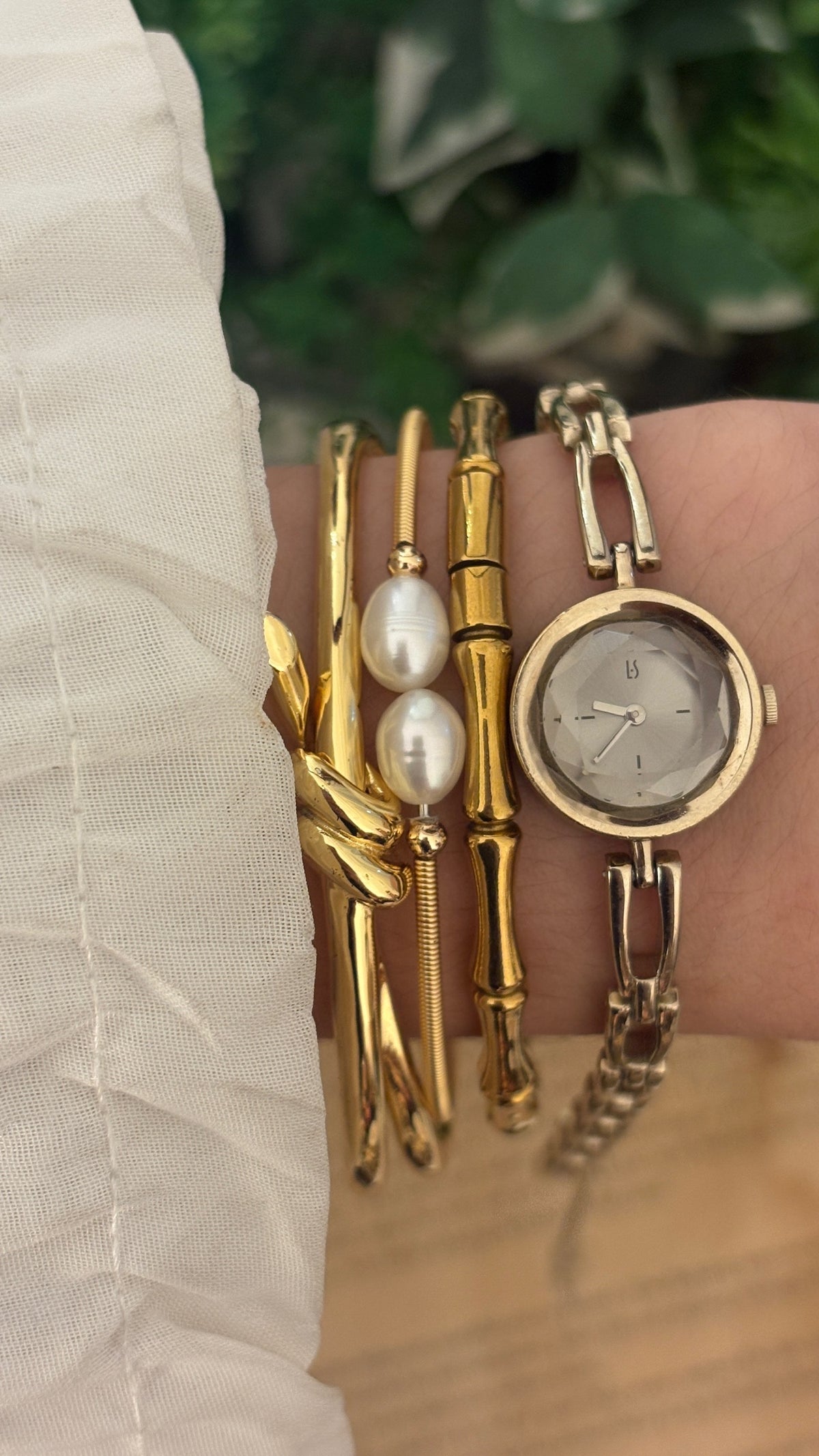 Rare Vintage Lazy Susan Anniversary Bracelet Watch in Gold Tone Quartz
