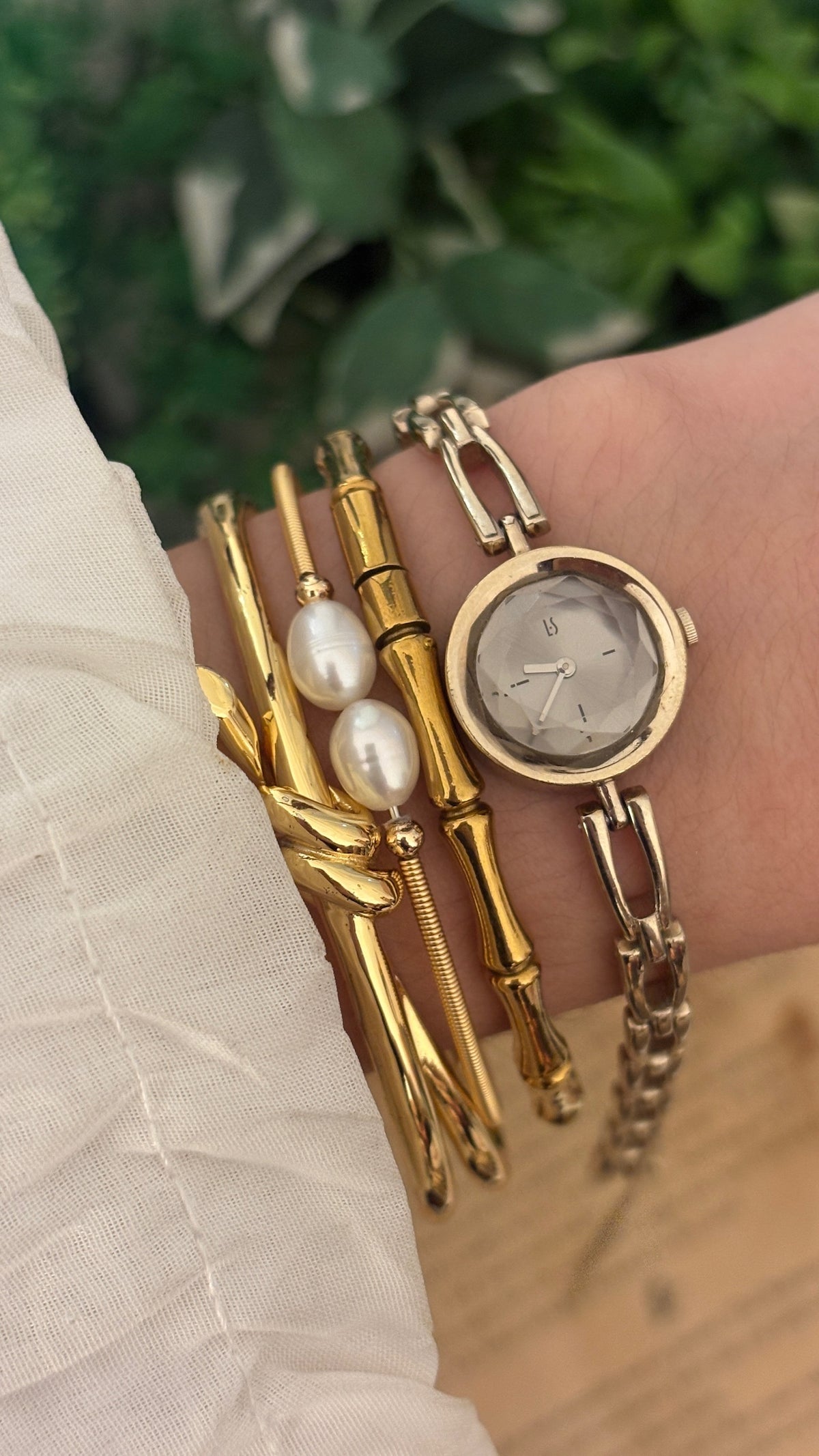Rare Vintage Lazy Susan Anniversary Bracelet Watch in Gold Tone Quartz