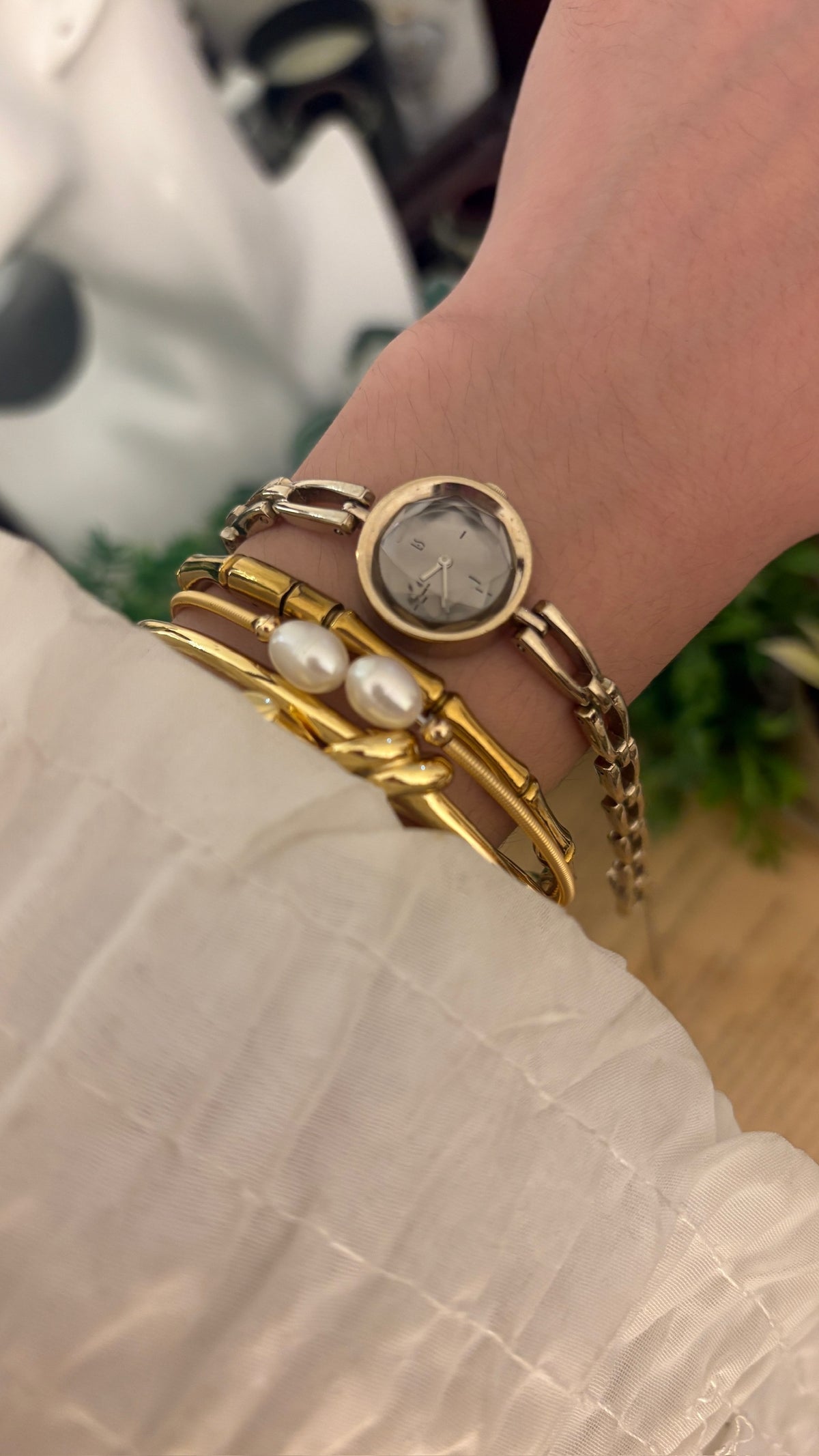 Rare Vintage Lazy Susan Anniversary Bracelet Watch in Gold Tone Quartz