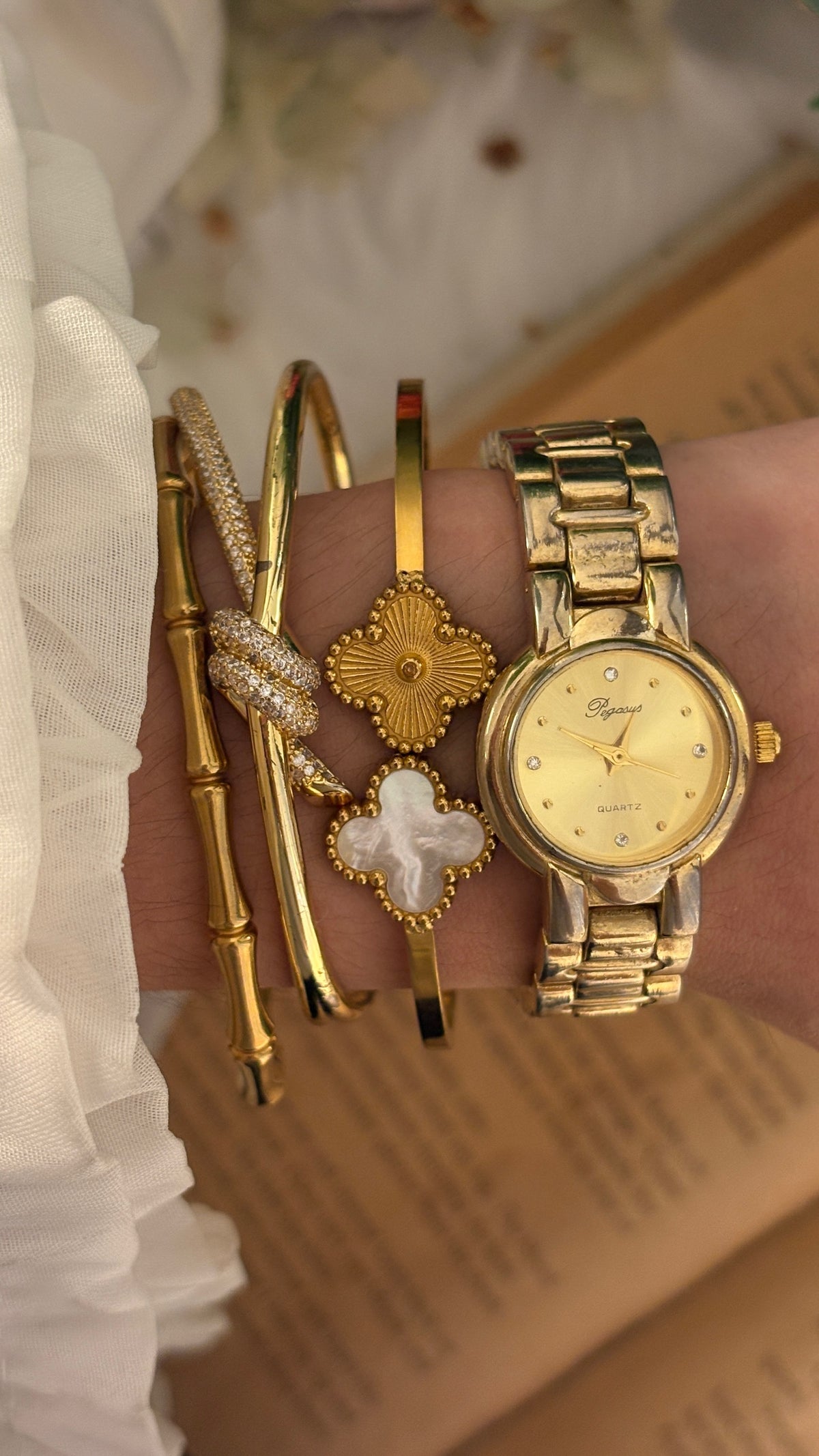 Vintage Pegasus Classic Watch in Gold Tone Quartz