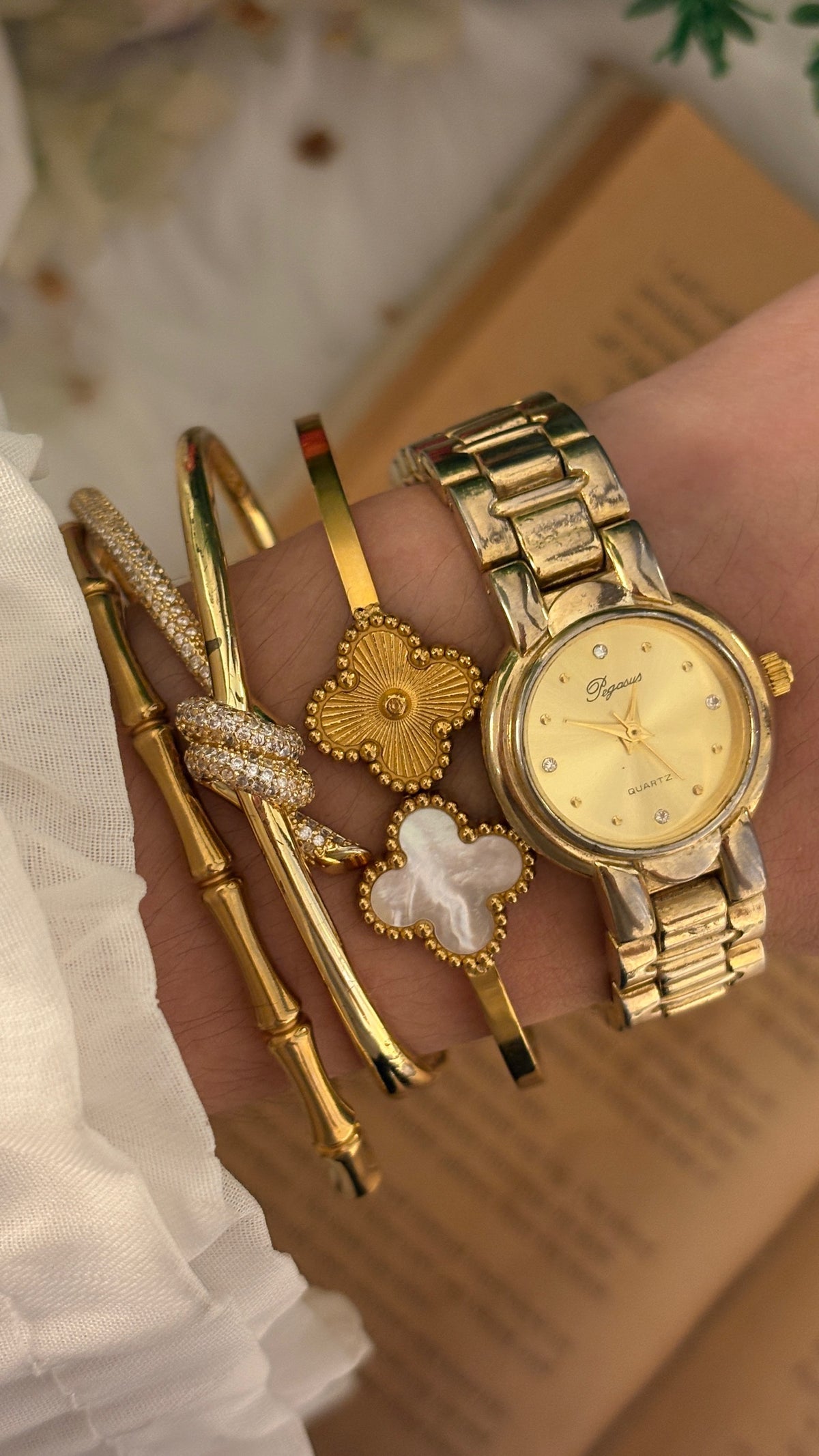Vintage Pegasus Classic Watch in Gold Tone Quartz